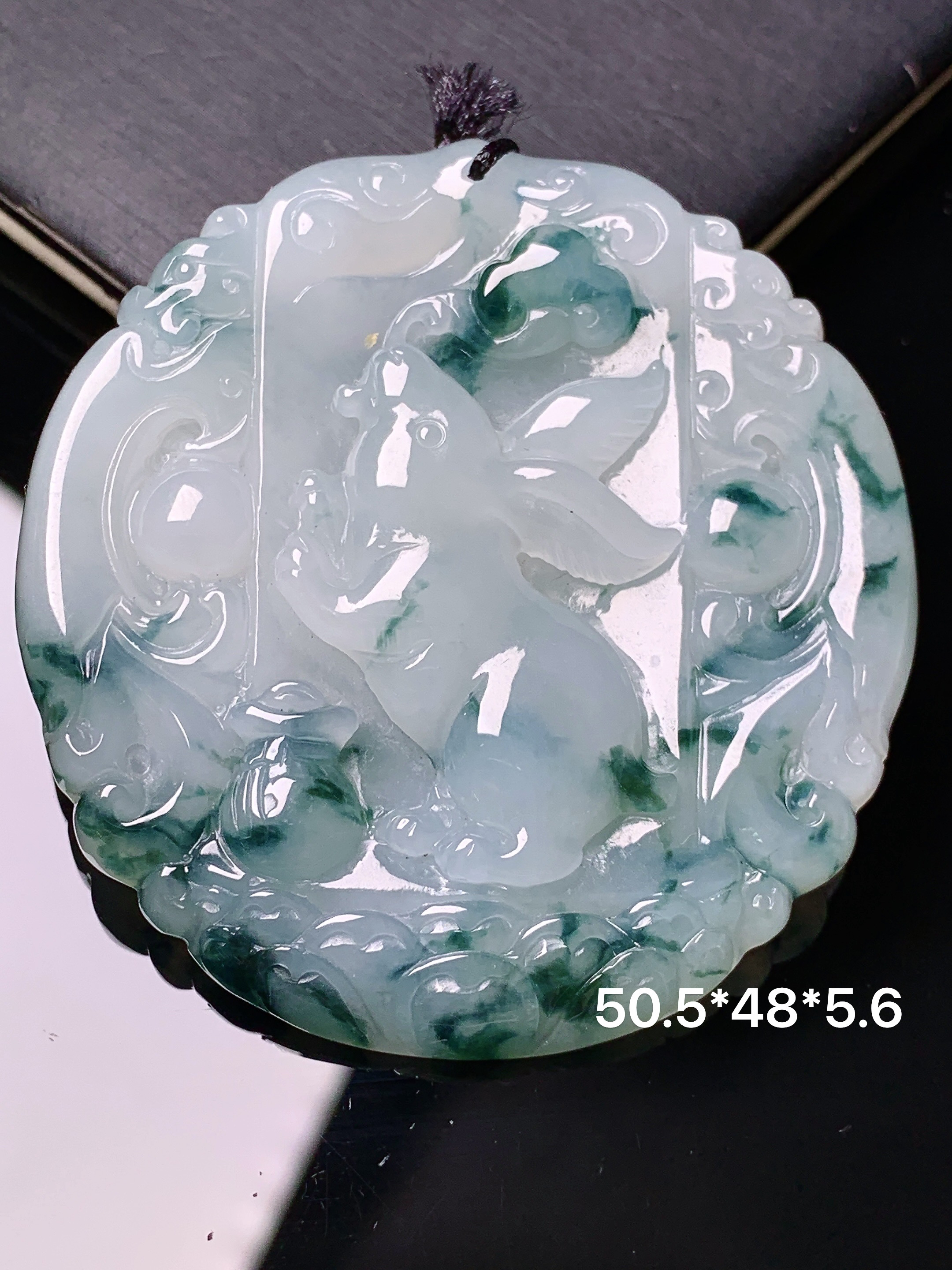 飘绿生肖兔吊坠 玉质细腻 色泽艳丽清新 水润亮眼 整体尺寸50.5*48*5.6 b2