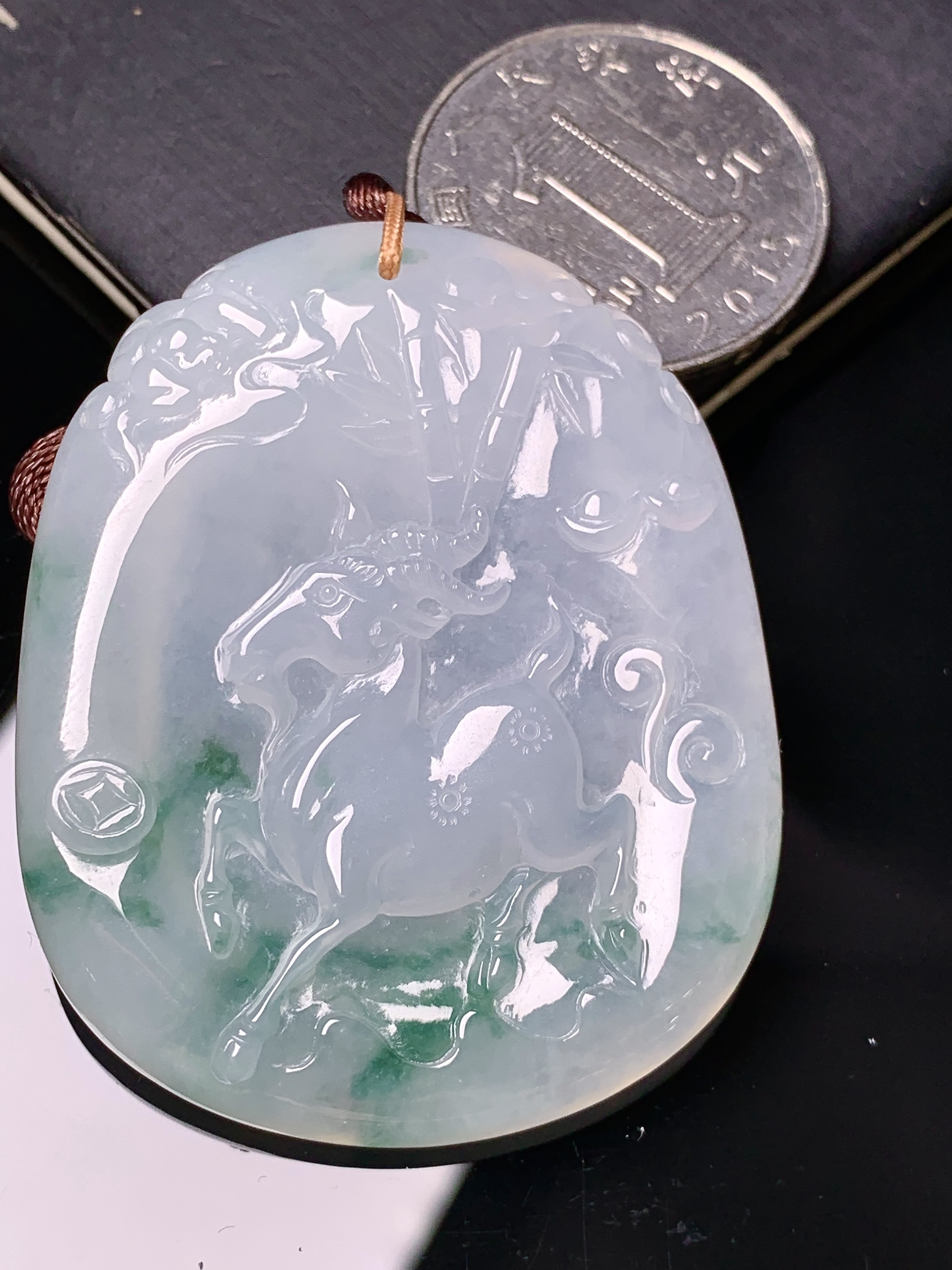 飘绿生肖羊吊坠 玉质细腻 色泽艳丽清新 水润亮眼 整体尺寸49*39.6*6 b2