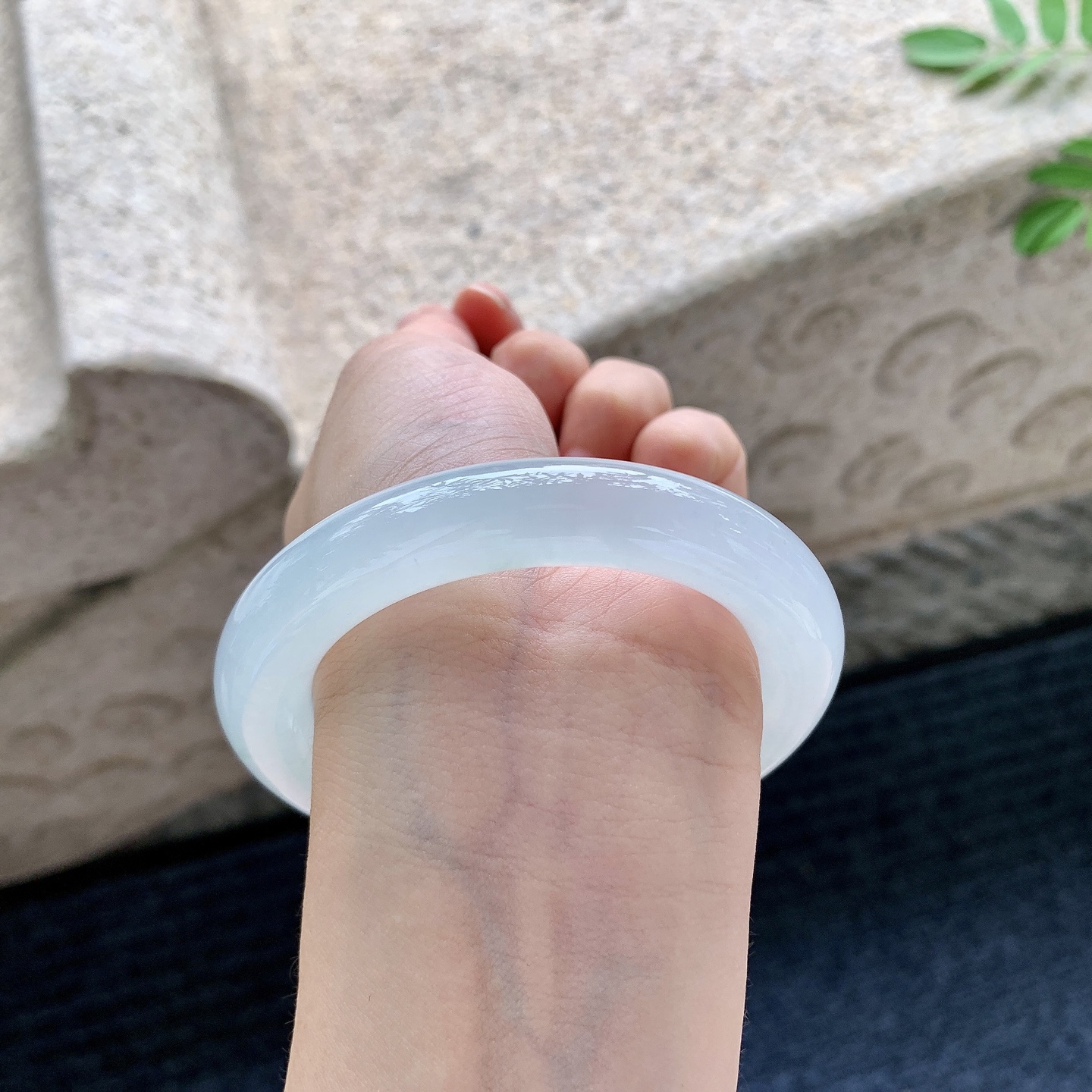 圆条54 55，圈口55.8/11.6/11.5，编码DW081488，糯冰底色飘绿，水润，种老，细腻，无裂。