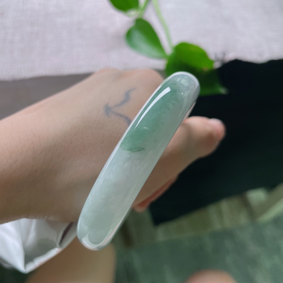 58.6/12.7/8，浅绿底正圈，一抹深色点缀，水润，肉质细腻，简约不简单，一点皮纹，57332a