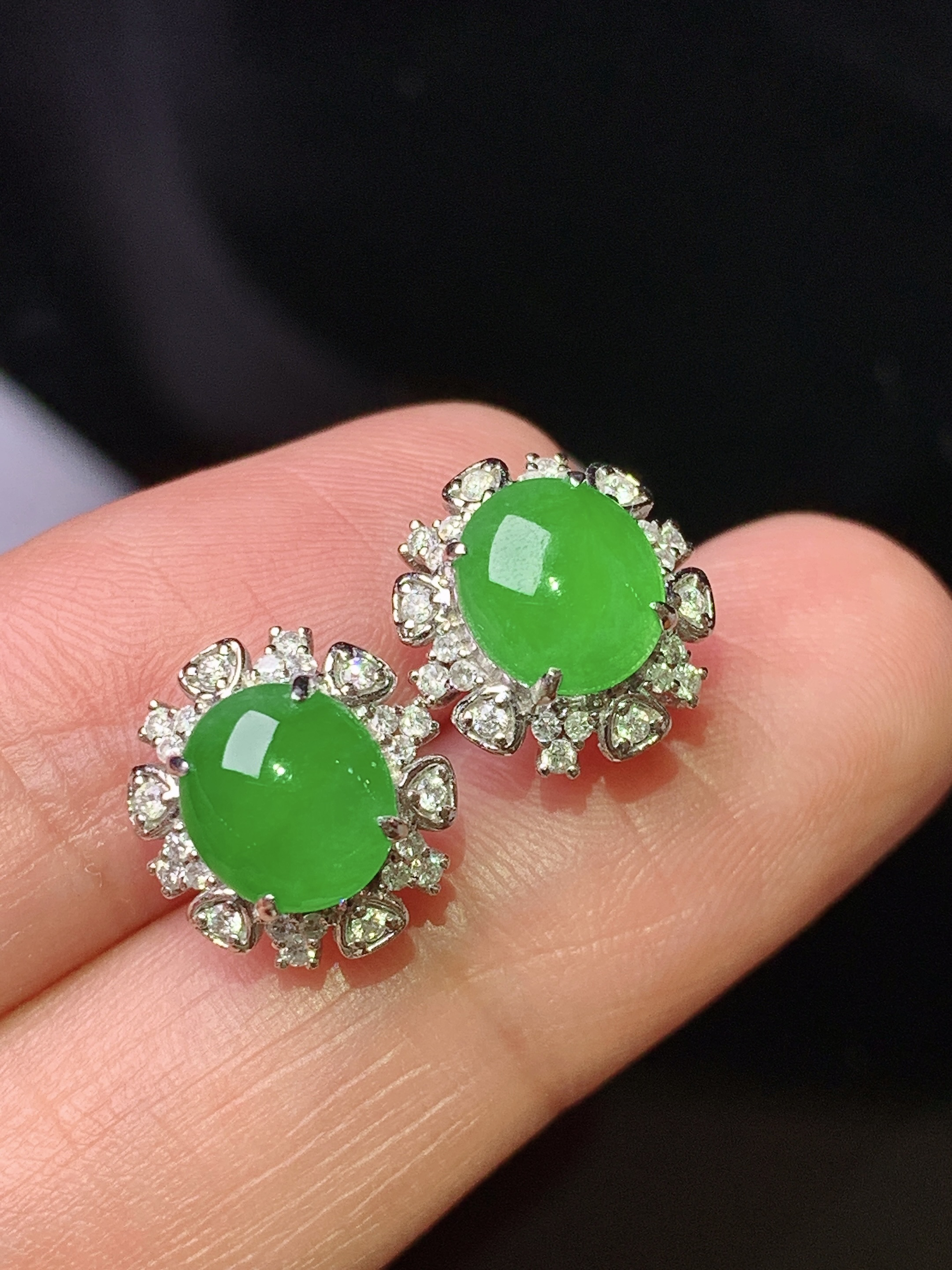 18k金钻镶嵌满绿蛋面耳钉 玉质细腻 色泽艳丽清新 水润亮眼 整体尺寸11.3*10.8*7 L2