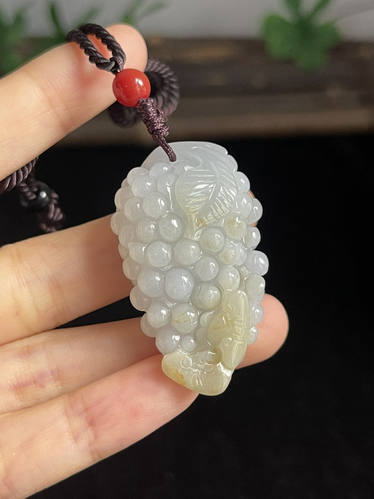 翡翠花件，褐黄色颜色成因未定