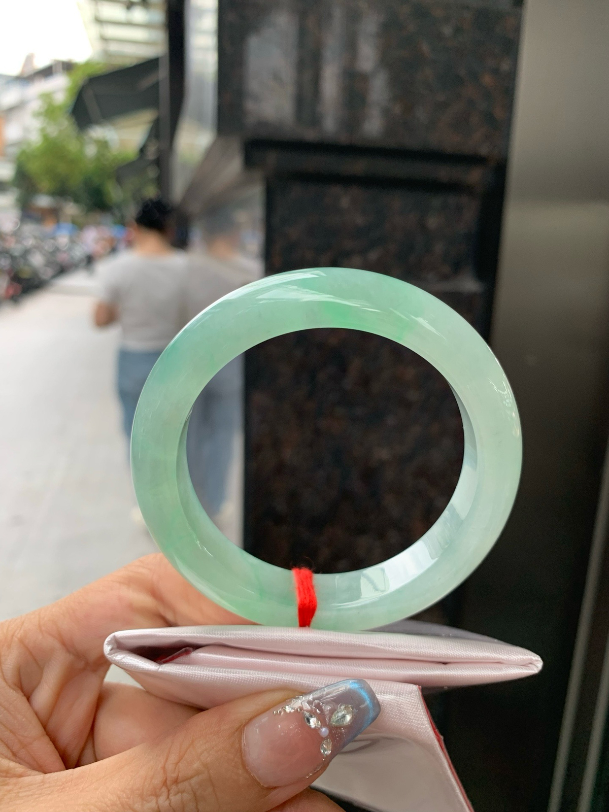 冰飘绿花正圈
55.2-9.1-12.5
0416-N449
无裂，底妆冰润细腻，春风十里不如腕间一抹绿，绿花如春日的嫩草，仙气缭绕，很有意境，古典优雅令人沉醉其中