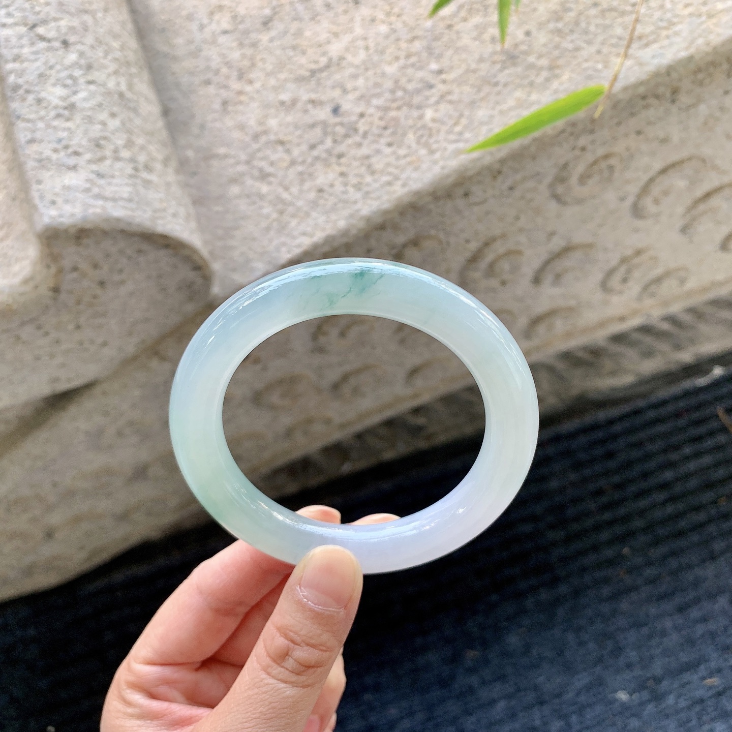 圆条54 55，圈口55.7/10.6/10.8，编码FL032490，糯冰飘花，水润，种老，细腻，打灯有纹线。
