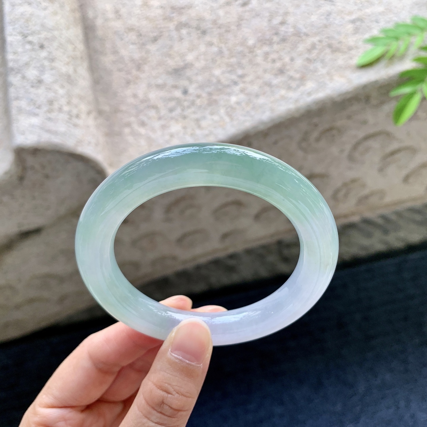 正圈53 54，圈口54.8/11/10.7，编码YF081423，冰糯春彩，水润，种老，细腻，无裂。