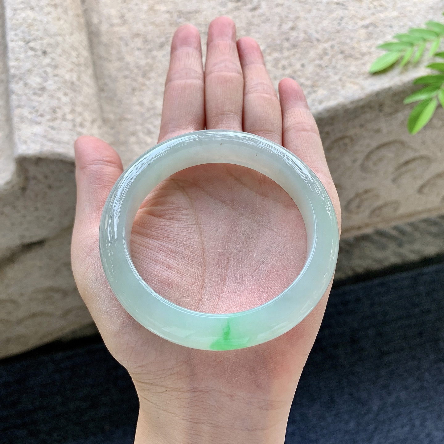 正圈55 56，圈口56.4/12/8.8，编码YF081424，描述：糯冰飘绿，水润，种老，细腻，