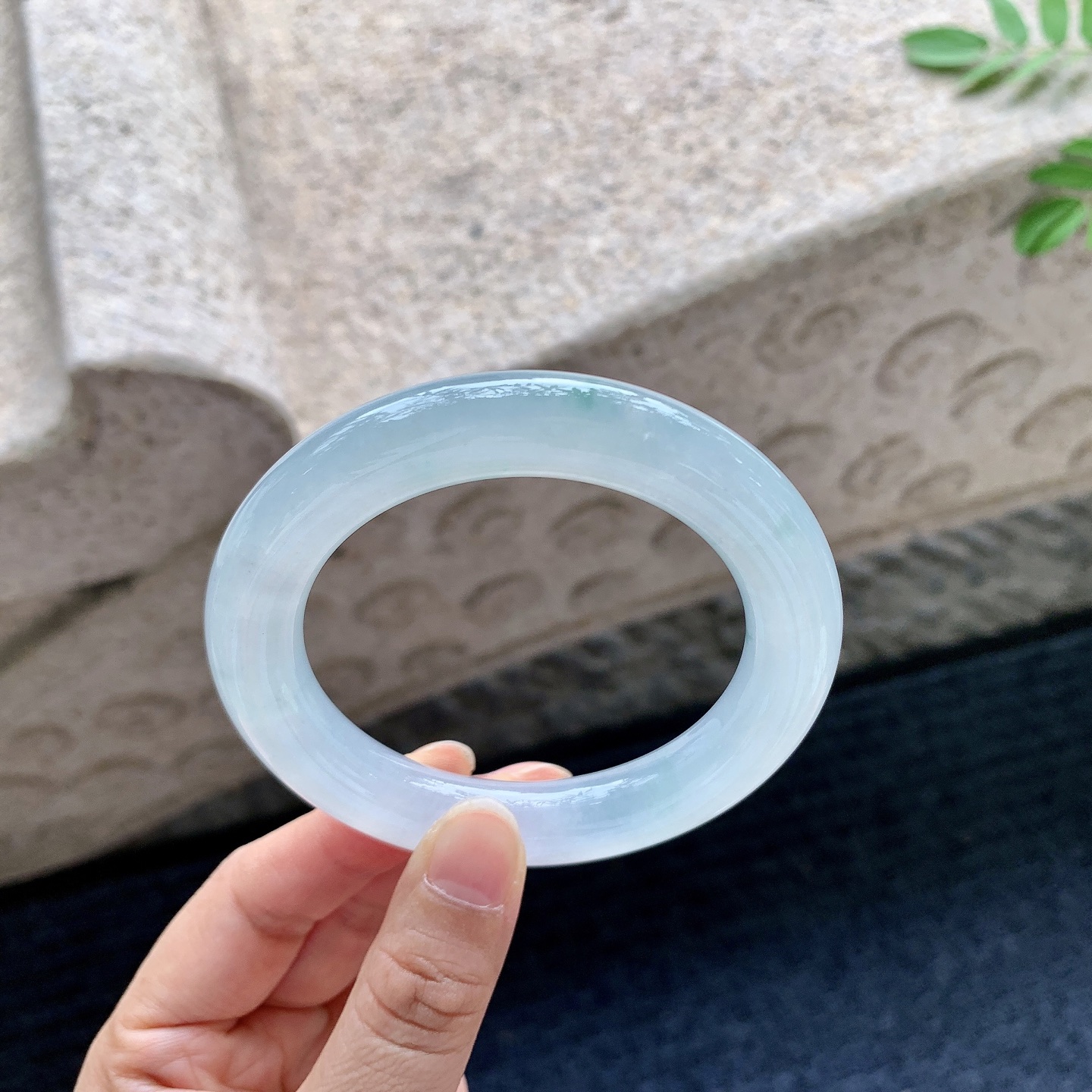 圆条54 55，圈口55.8/11.6/11.5，编码DW081488，糯冰底色飘绿，水润，种老，细腻，无裂。