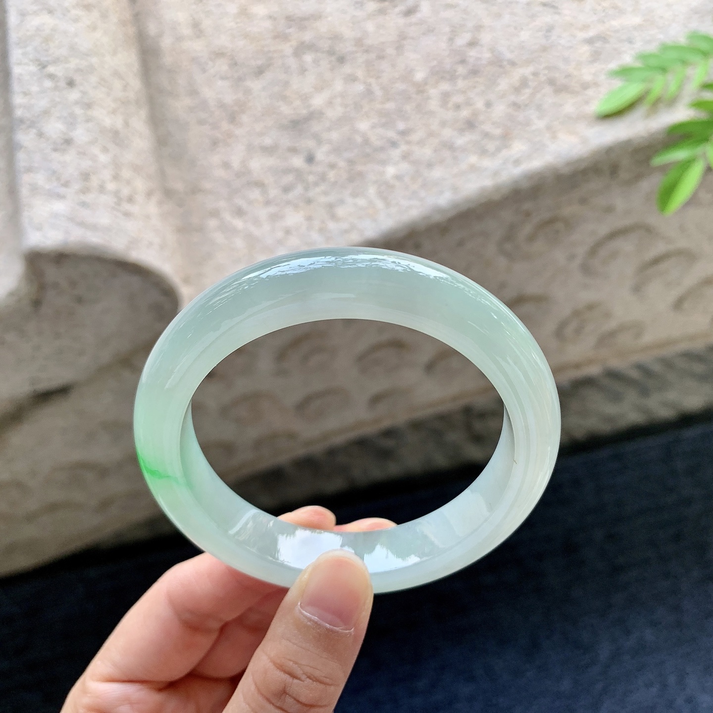 正圈55 56，圈口56.4/12/8.8，编码YF081424，描述：糯冰飘绿，水润，种老，细腻，打灯有棉线