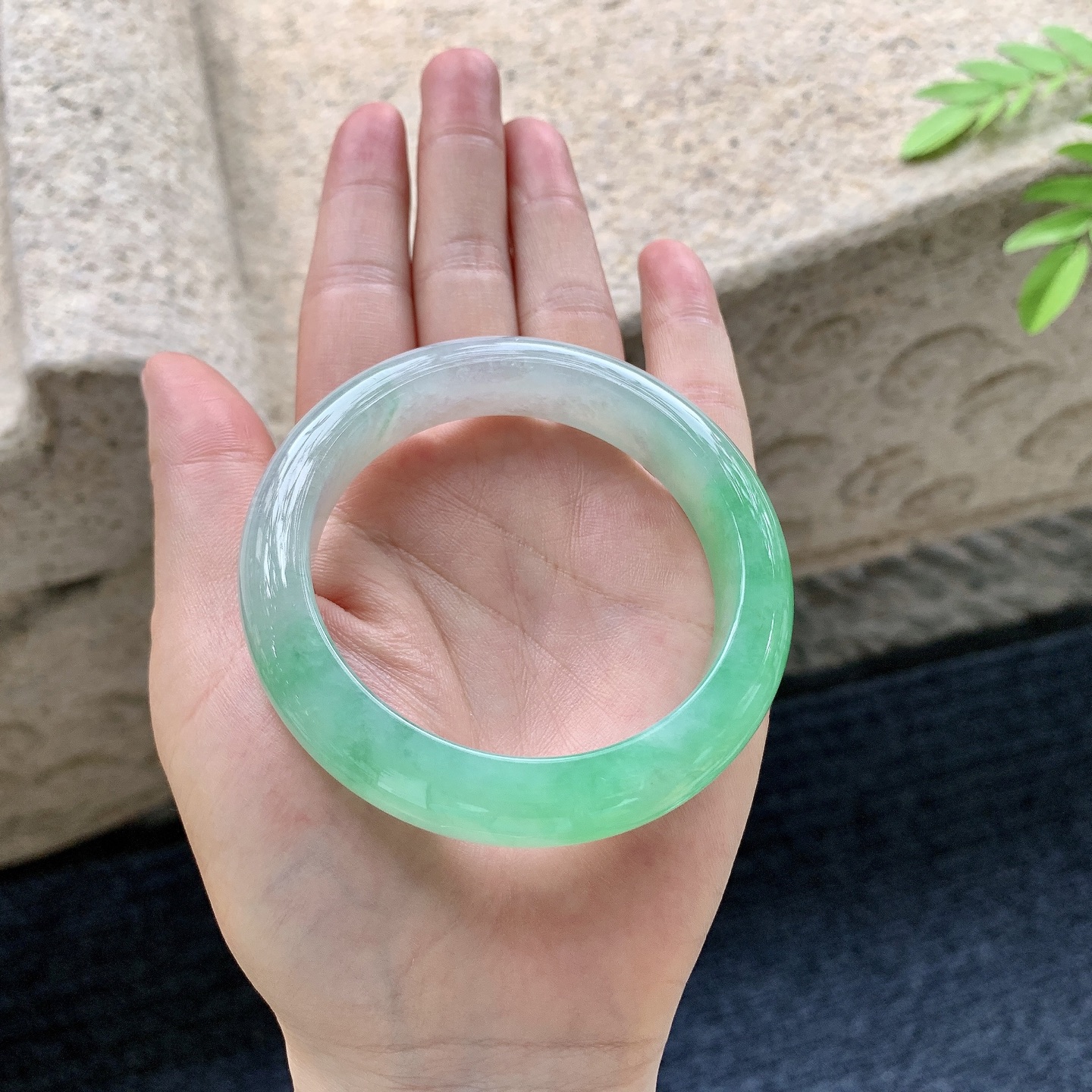 正圈53 54，圈口54.8/12.4/8.9，编码ZLD081448，冰糯阳绿，水润，种老，细腻，打灯有棉线