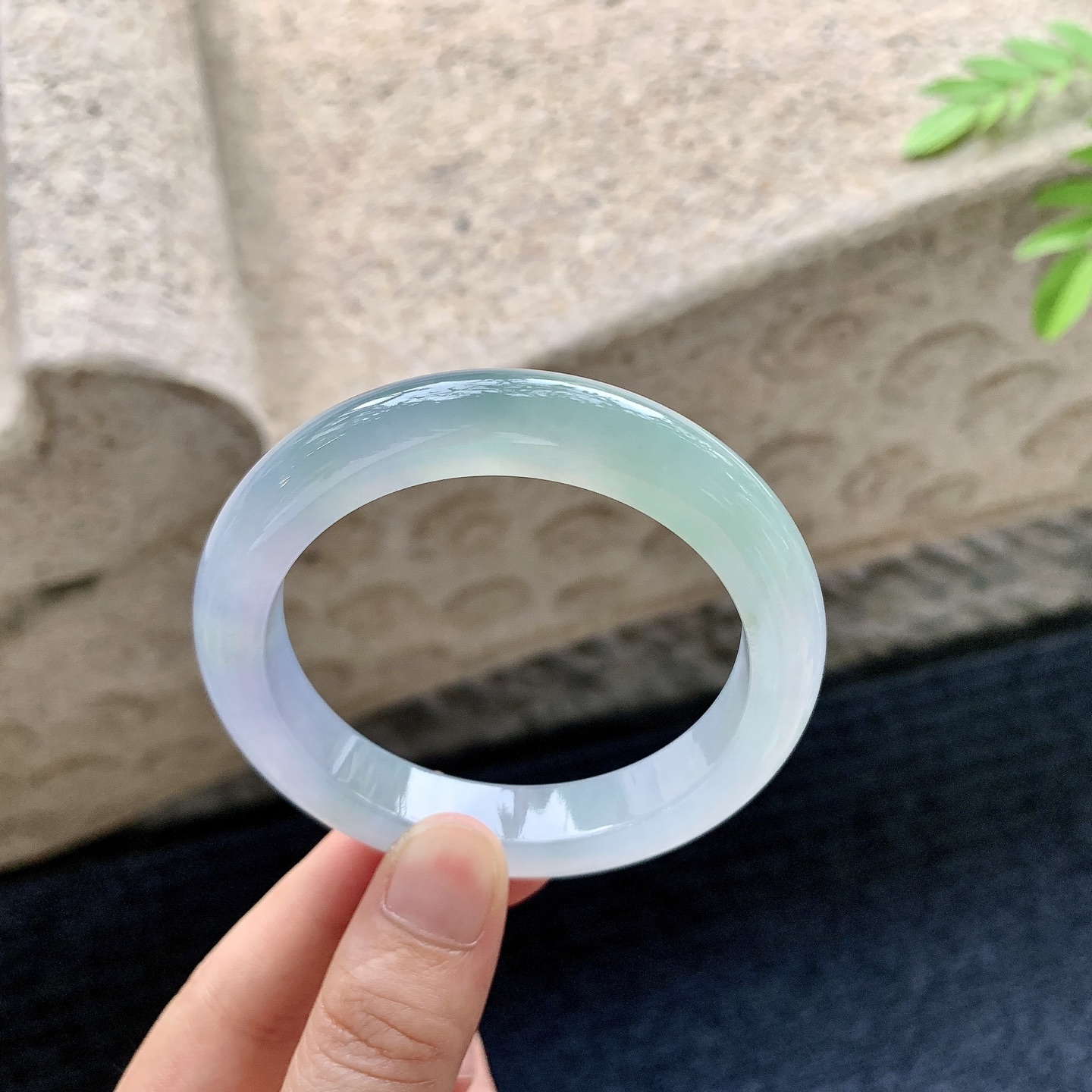 正圈52 53，圈口53.7/11/8.7，编码G3081406，描述冰糯春彩，水润，种老，细腻，无裂。