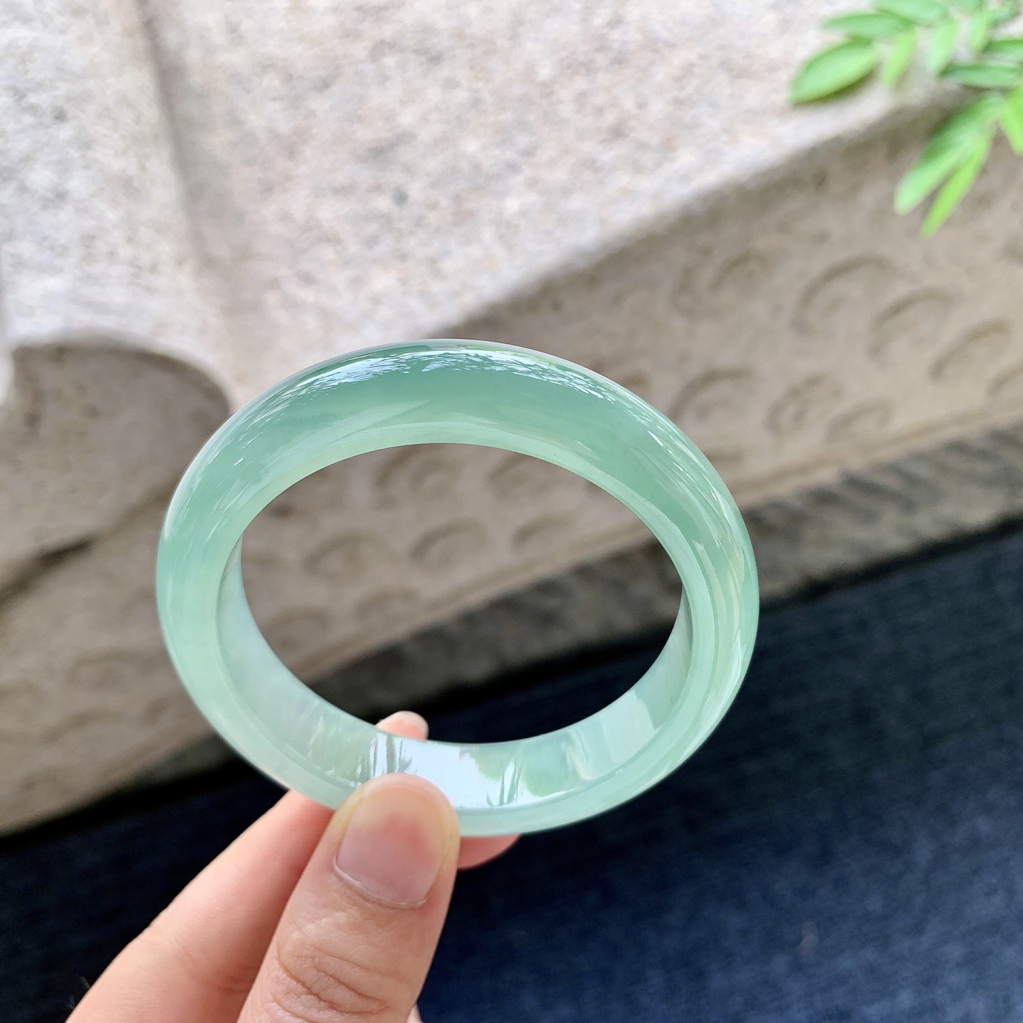 正圈53 54，圈口53.4/12.3/8.1，编码YT080848，糯冰晴绿，水润，种老，细腻，打灯有絮线