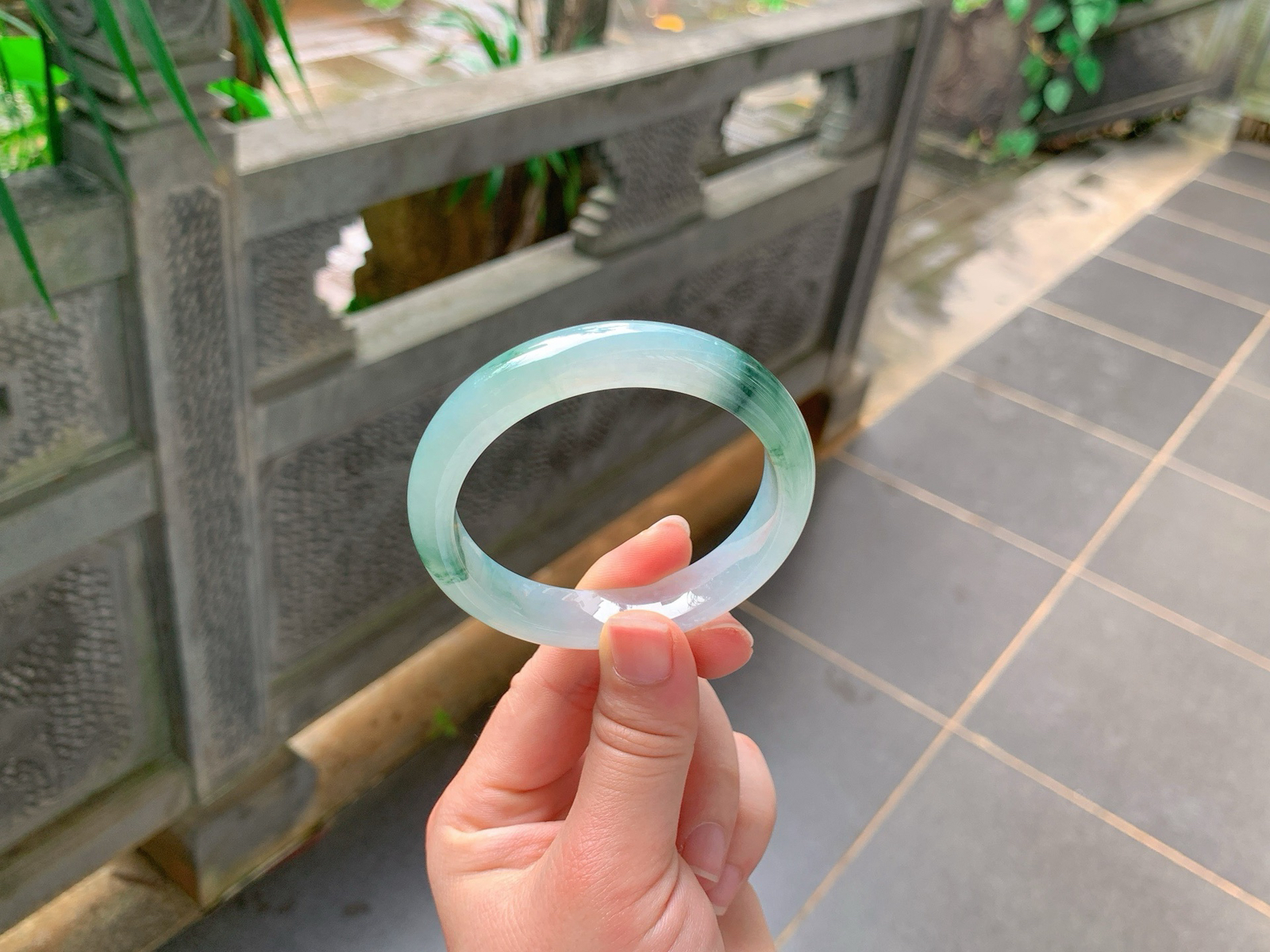 ｜56圈口
冰飘花平安镯
冰透胶感底，一抹浓艳辣绿聚色，水头足、起光感强，氛围感拉满