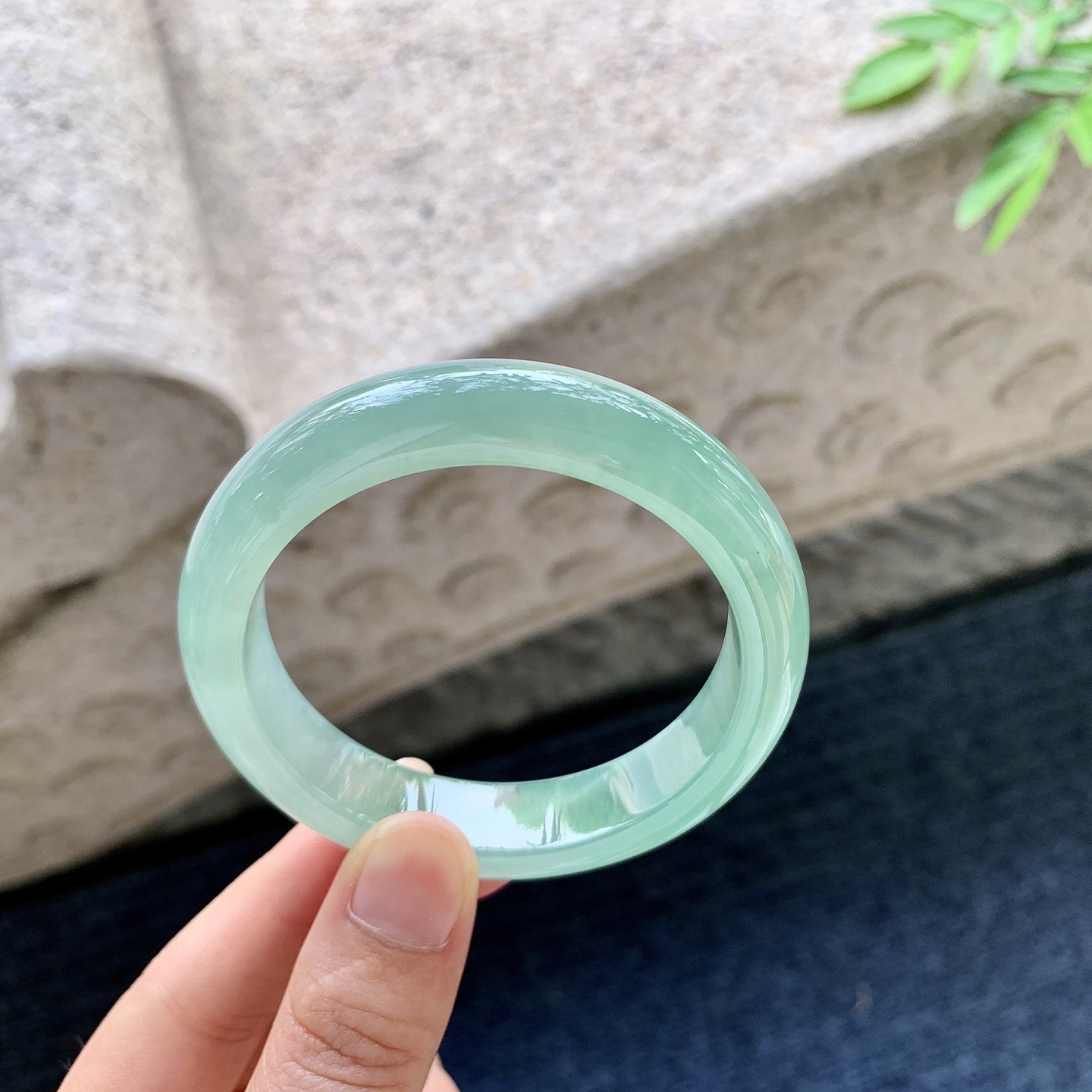 正圈53 54，圈口53.4/12.3/8.1，编码YT080848，糯冰晴绿，水润，种老，细腻，打灯有絮线