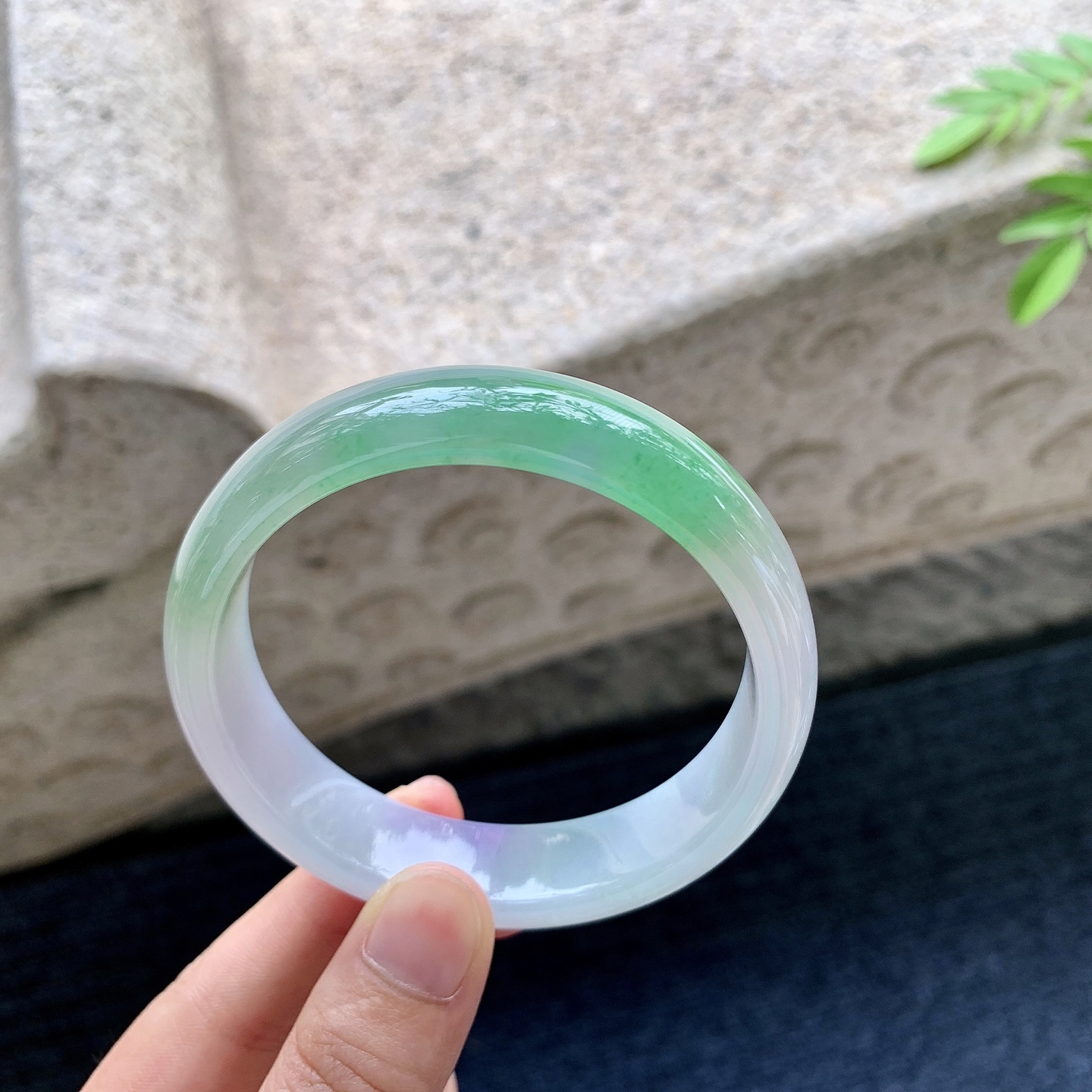 正圈58 59，【圈口】59/14.6/7.5，【编码】YF081425，【描述】糯冰春彩，水润，种老，细腻，无纹裂