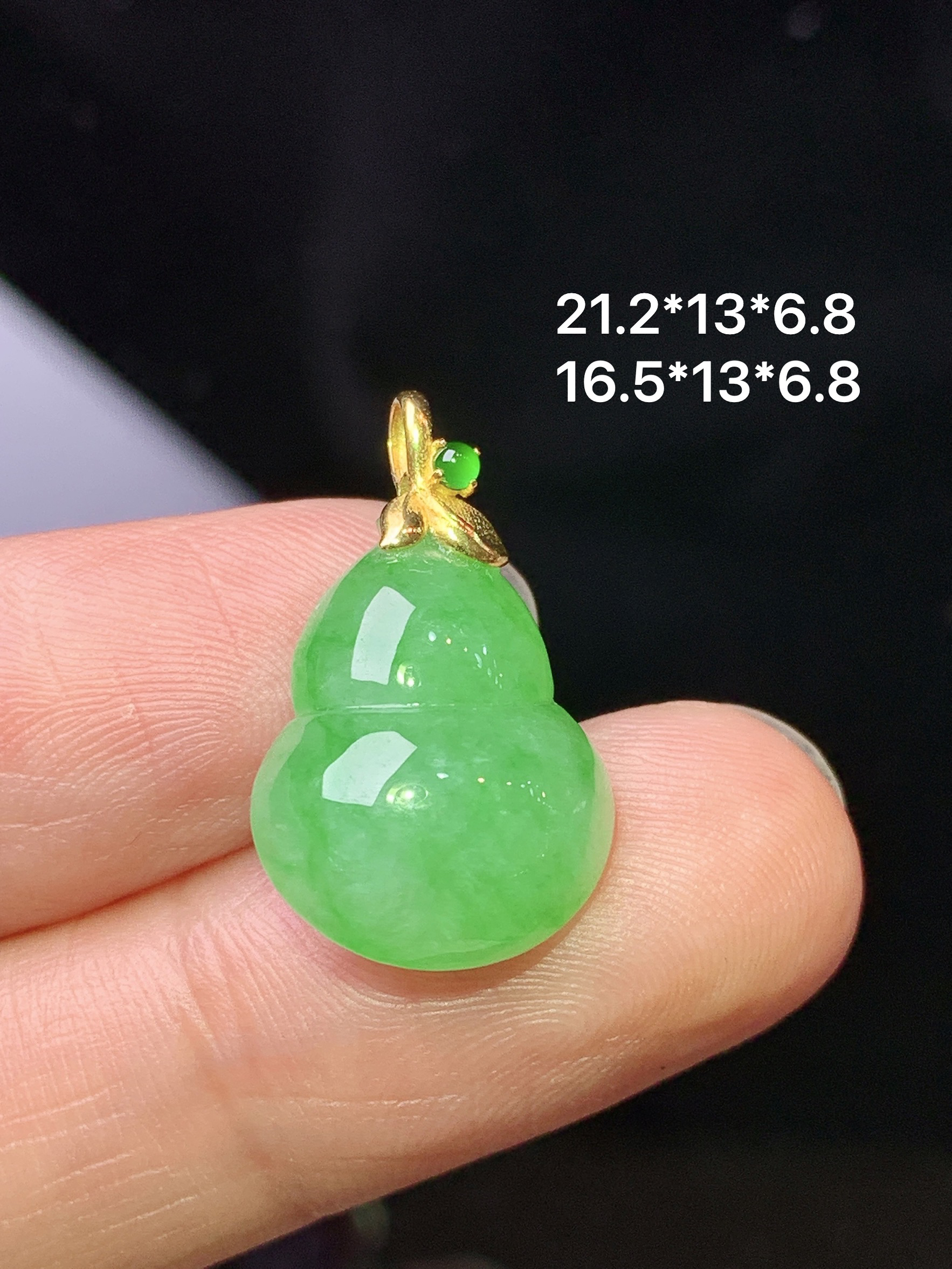18k金镶嵌阳绿葫芦吊坠 玉质细腻 色泽艳丽清新 水润亮眼 整体尺寸21.2*13*6.8 z1