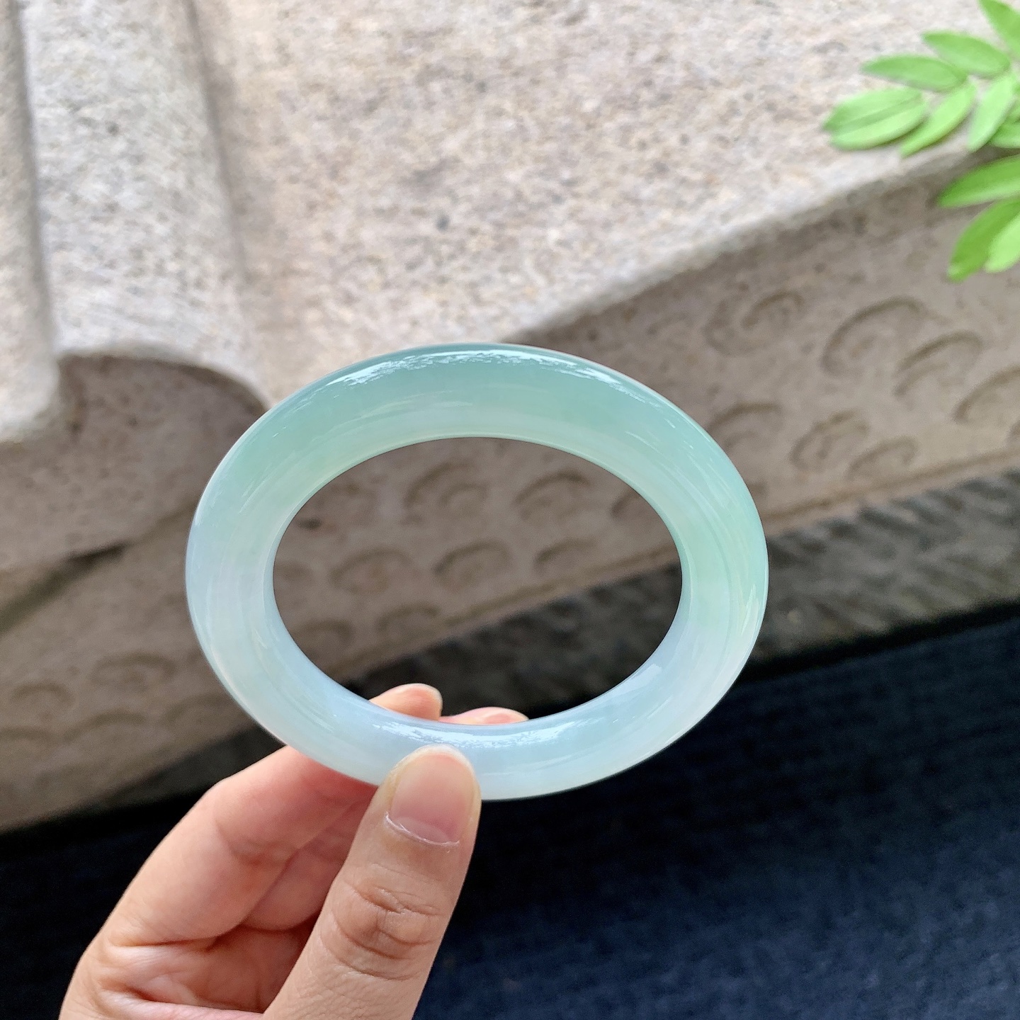 圆条54 55，圈口55.4/10.8/11，编码DW062623，冰糯晴绿，水润，种老，细腻，无裂。