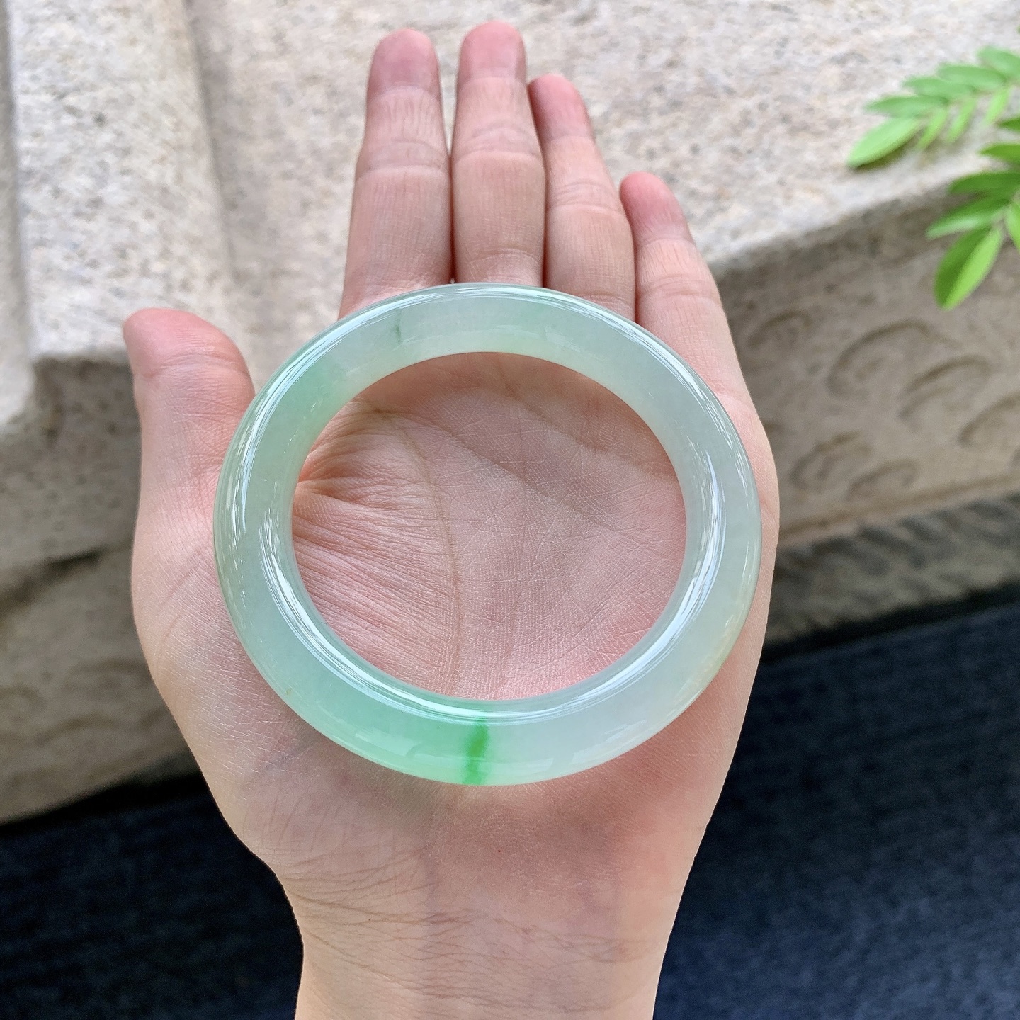 圆条51 52，圈口52.2/9.6/9.5，编码B2081440，冰糯黄加绿，水润，种老，细腻，有棉纹。