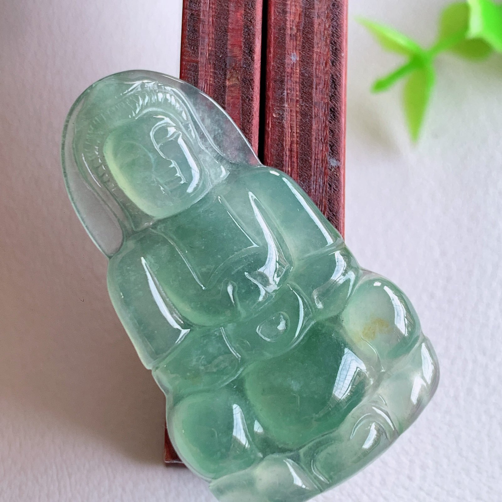 冰润精雕观音吊坠，法相端庄大气，工艺精湛，种色浓郁，细腻饱满冰润，种老水足，收藏佳品，佩戴大气  W03.10  整体尺寸：38-22.5-4.3mm