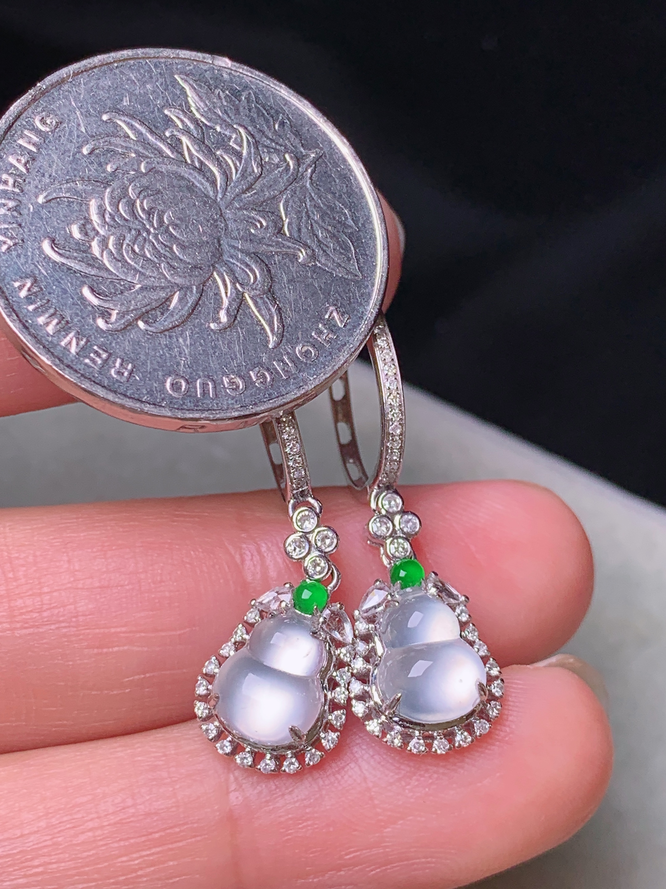 18k金钻镶嵌冰种葫芦耳坠 玉质细腻 色泽艳丽清新 水润亮眼 整体尺寸30.5*9.2*5 m7