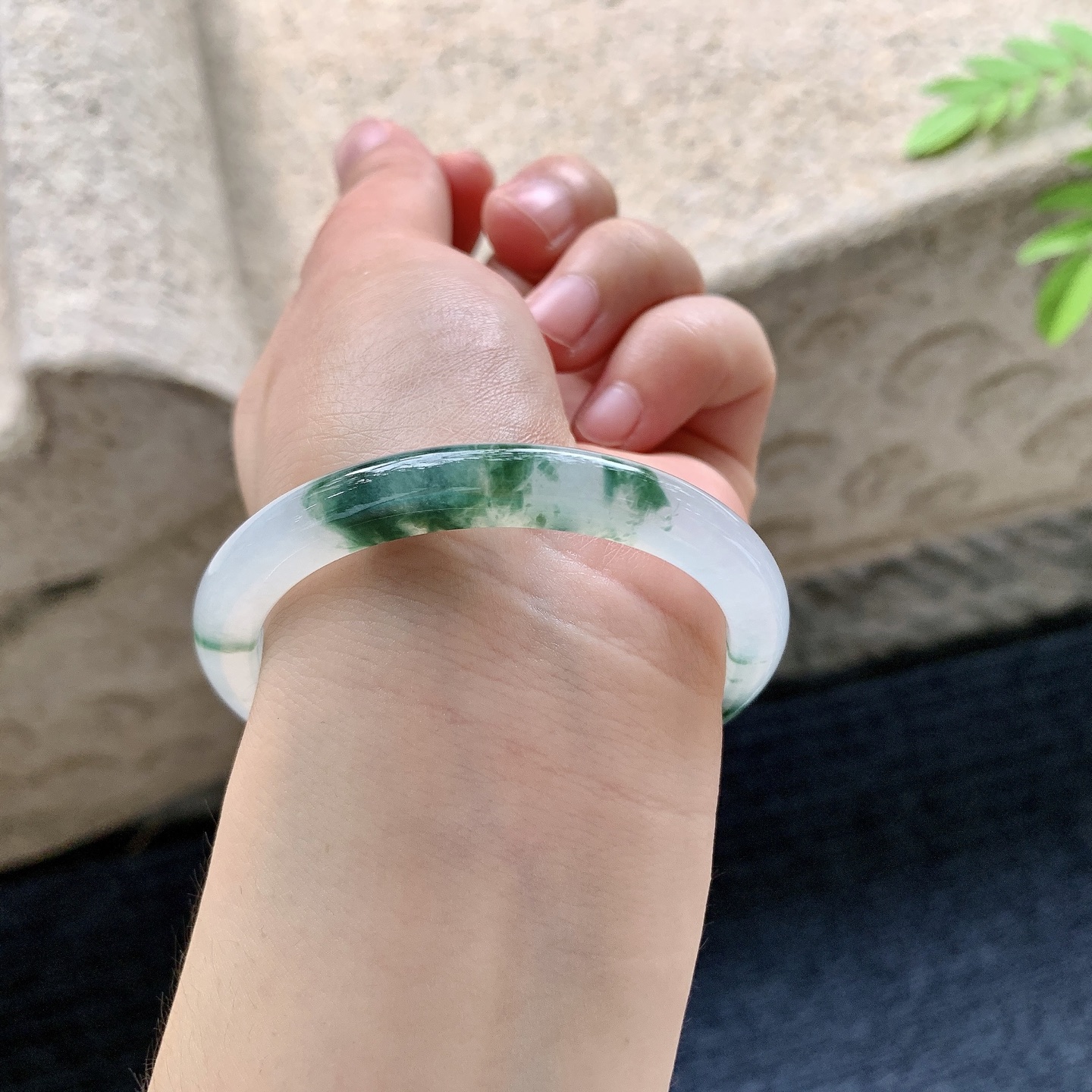 正圈51 52，圈口52.2/6.9/6.6，编码D6081452，冰糯飘花，水润，种老，细腻，有纹线。