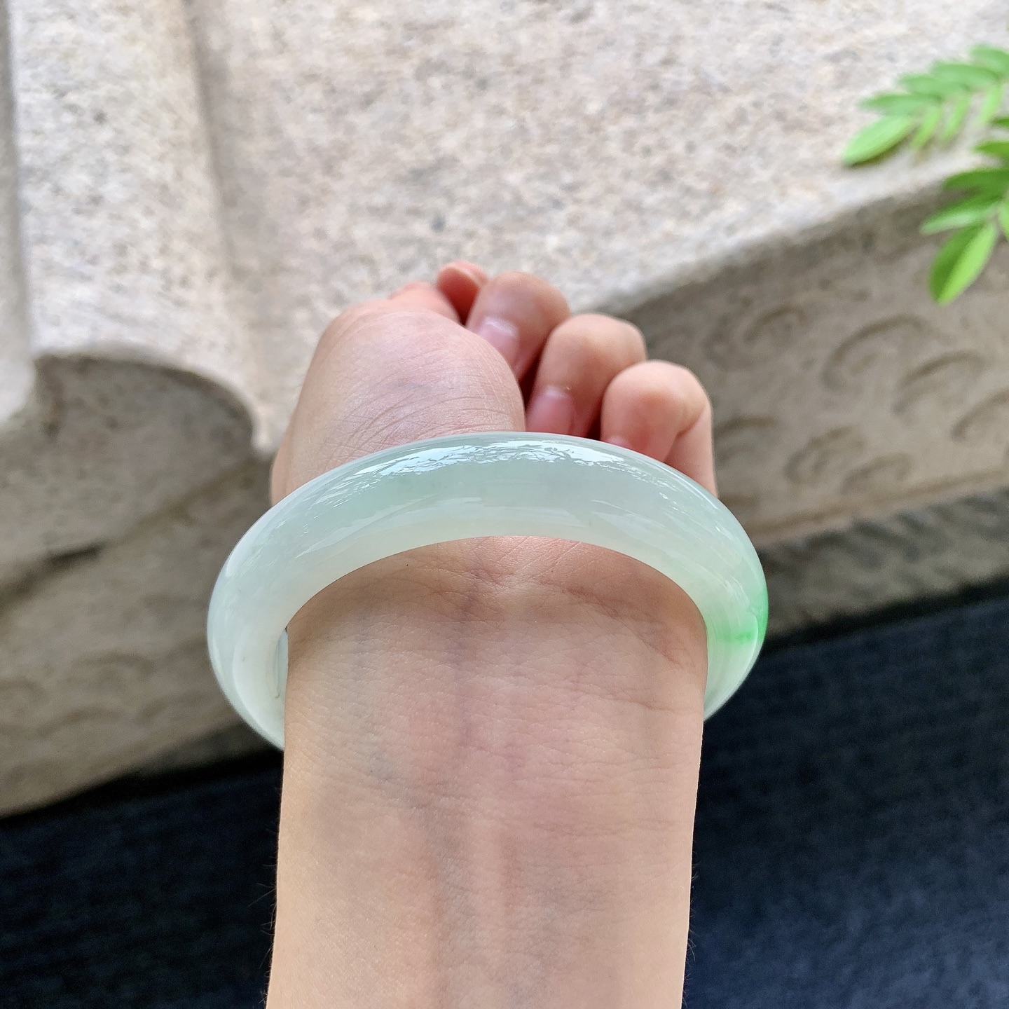 正圈55 56，圈口56.4/12/8.8，编码YF081424，描述：糯冰飘绿，水润，种老，细腻，打灯有棉线