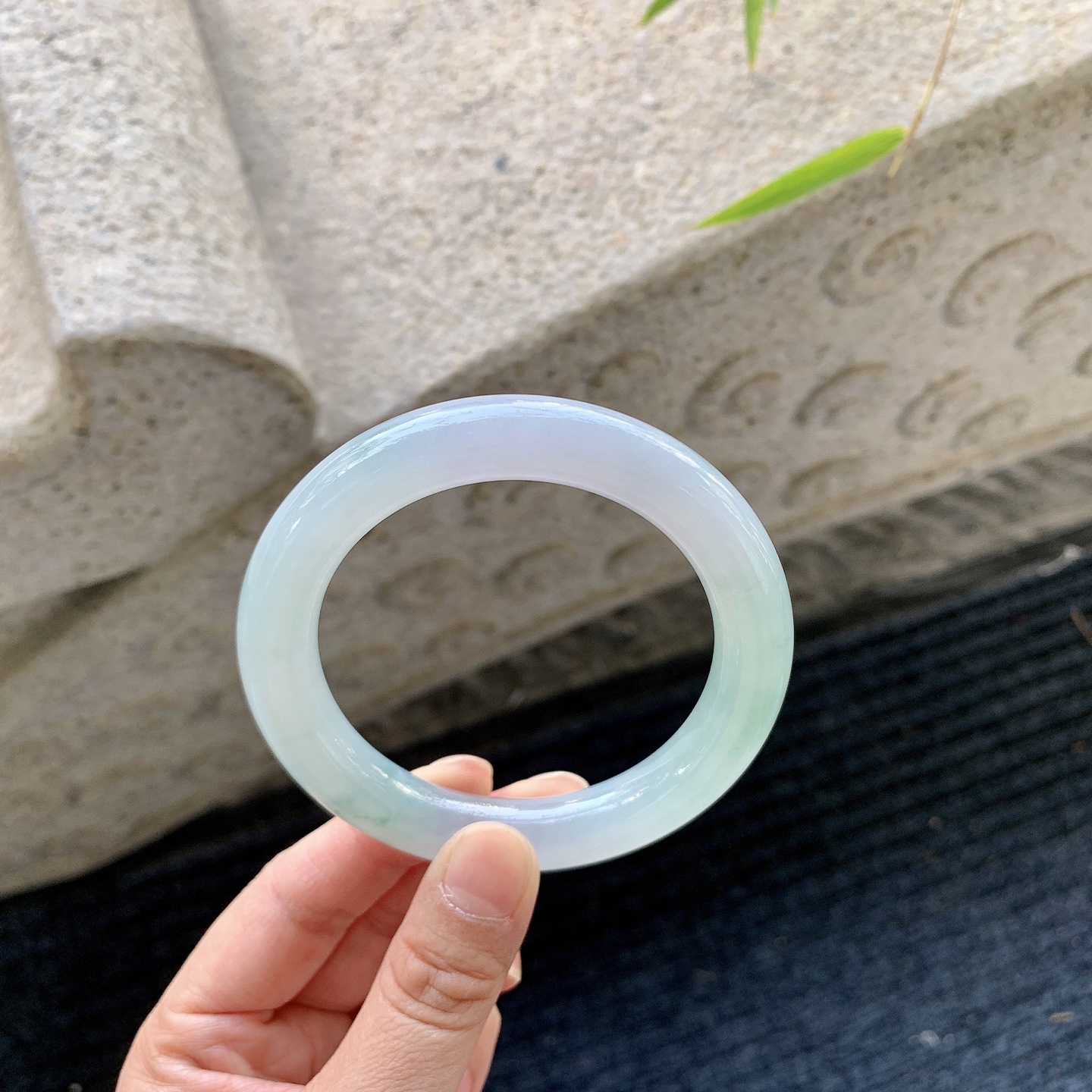 圆条54 55，圈口55.7/10.6/10.8，编码FL032490，糯冰飘花，水润，种老，细腻，打灯有纹线。