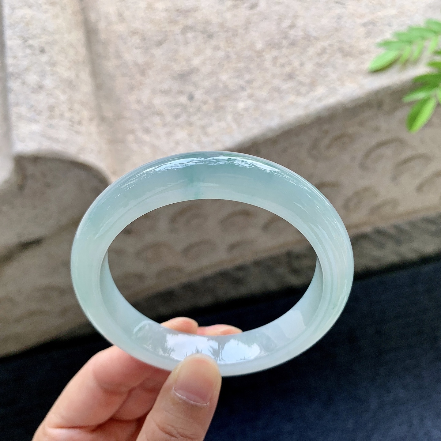 正圈57 57，圈口57.5/12.3/8.8，编码AD081410，冰糯飘花，水润，种老，细腻，无裂。