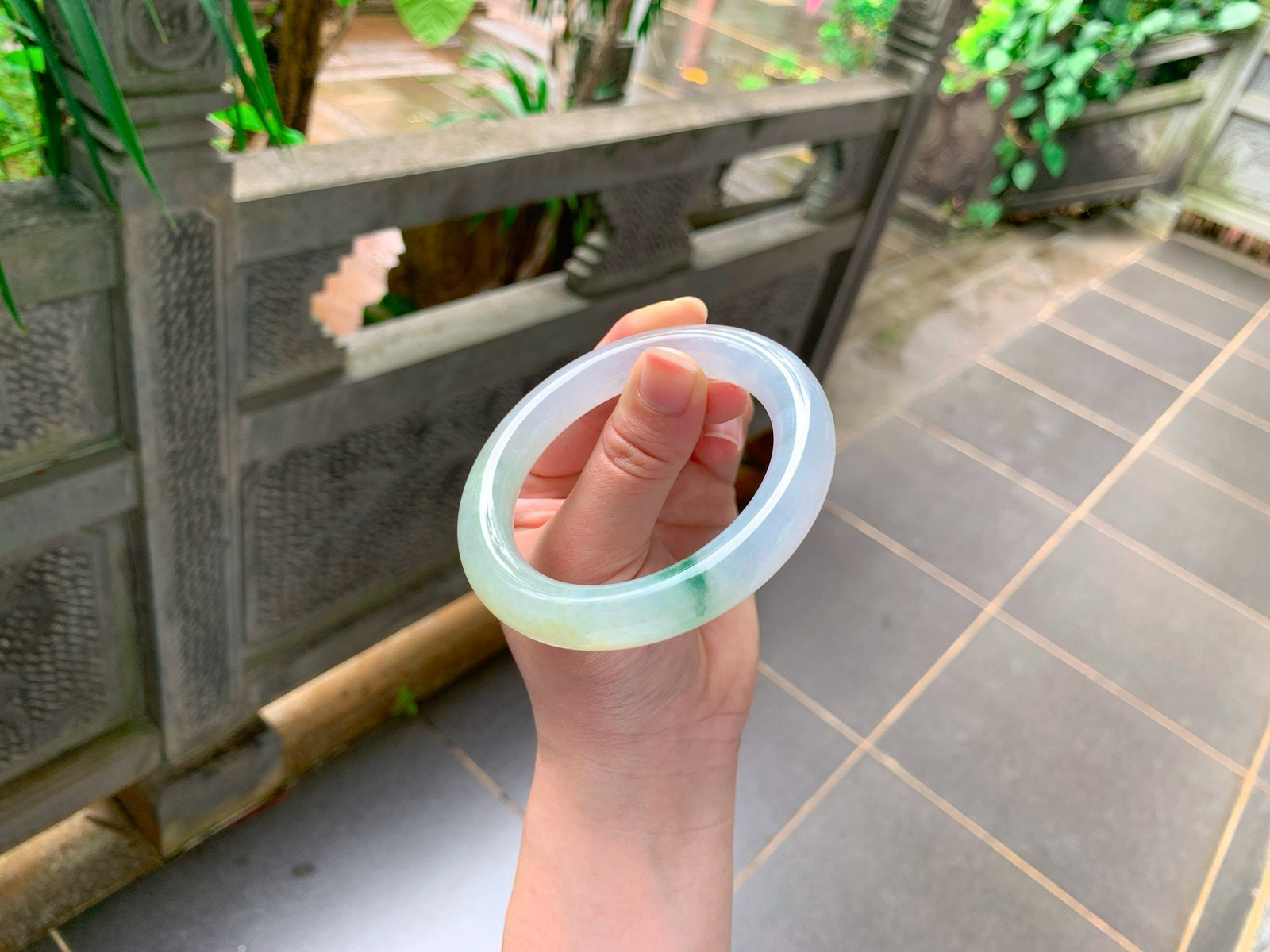 ｜57圈口
条粗：11.4
冰底三彩圆条福镯
经典圆条，上手温婉雅致，自带独特韵味