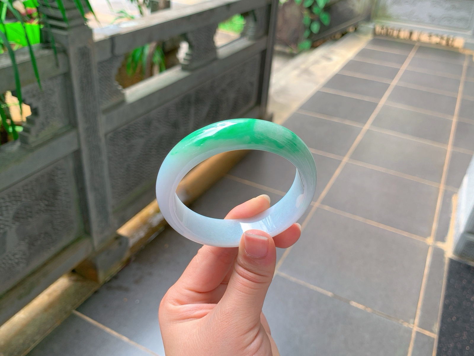 ️｜59圈口
白底青宽版平安镯
冰润白底，一截辣绿鲜亮吸睛，色感亮眼出彩，明艳不俗