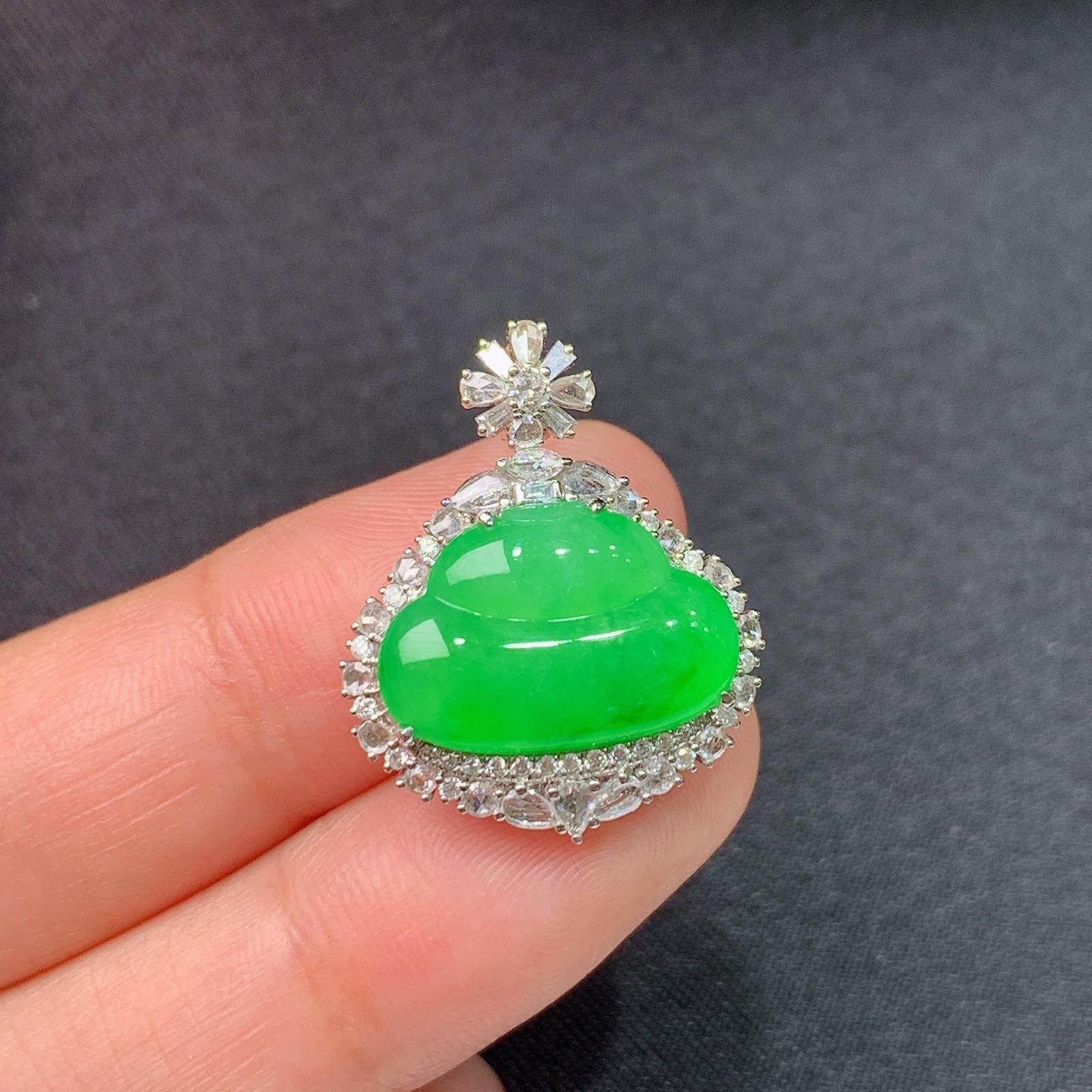 冰阳绿葫芦吊坠，18k金镶嵌，冰润色阳，玉质细腻，种水足，Xl01 尺寸23.8*19.5*8.9