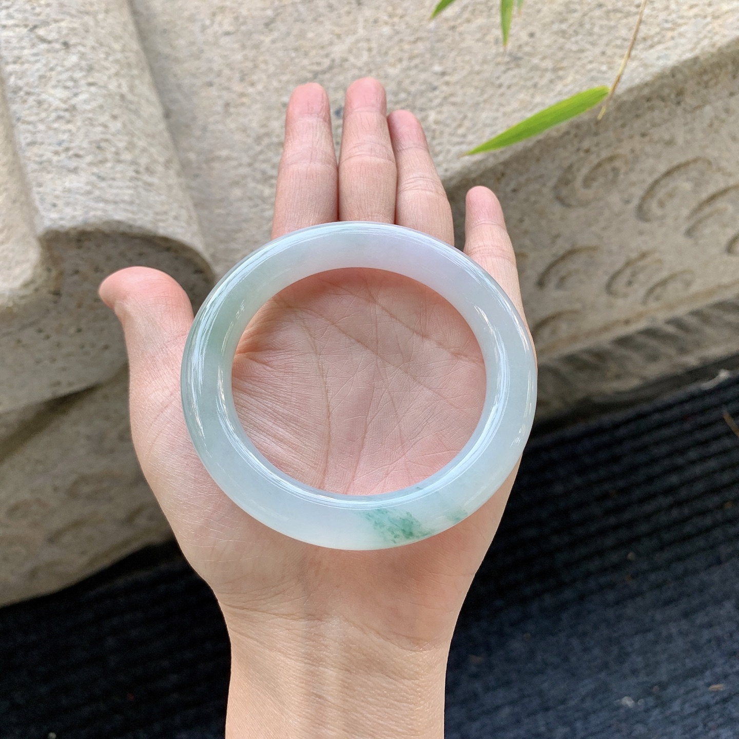 圆条54 55，圈口55.7/10.6/10.8，编码FL032490，糯冰飘花，水润，种老，细腻，