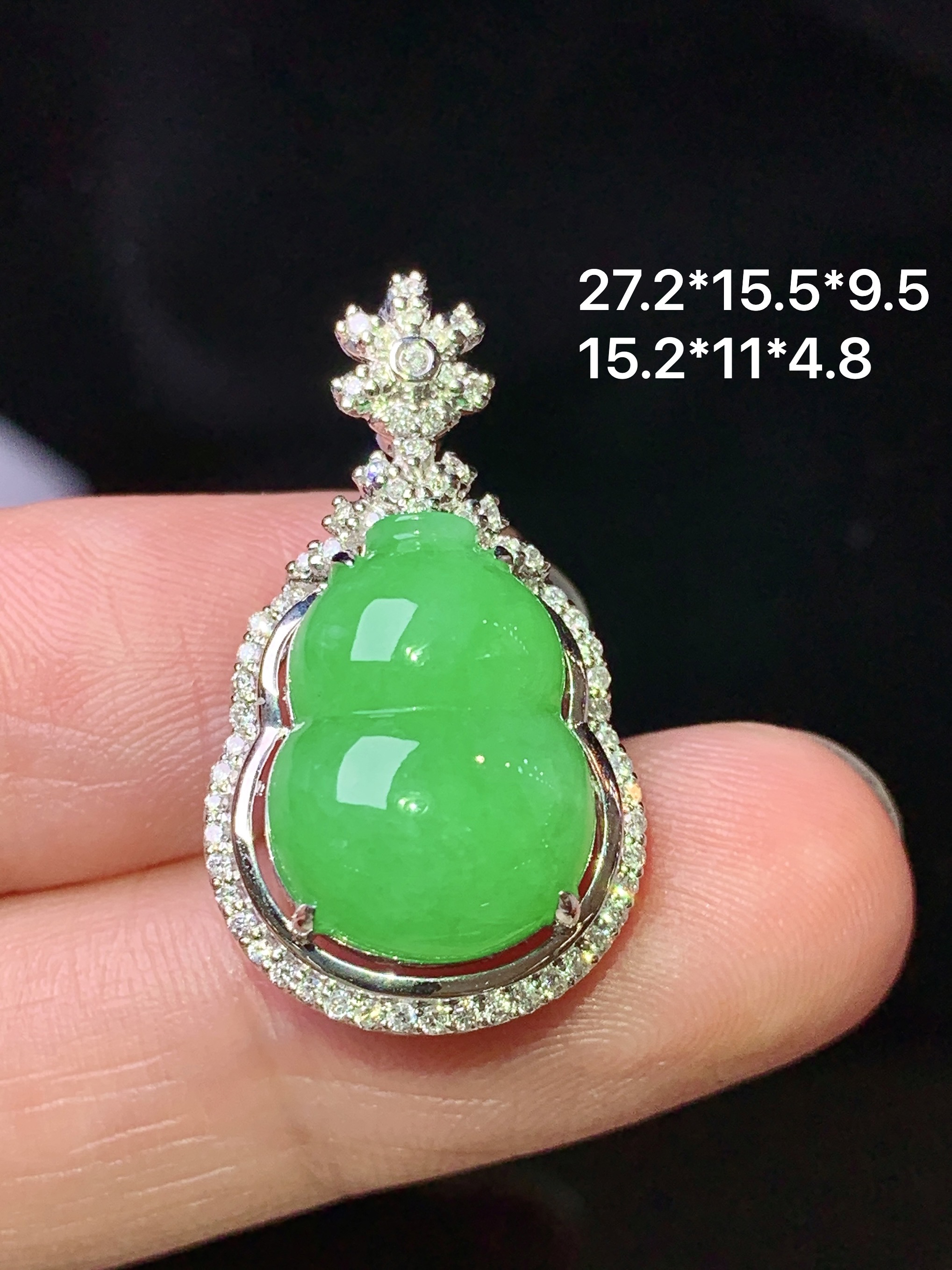 18k金钻镶嵌阳绿葫芦吊坠 玉质细腻 色泽艳丽清新 水润亮眼 整体尺寸27.2*15.5*9.5 z1