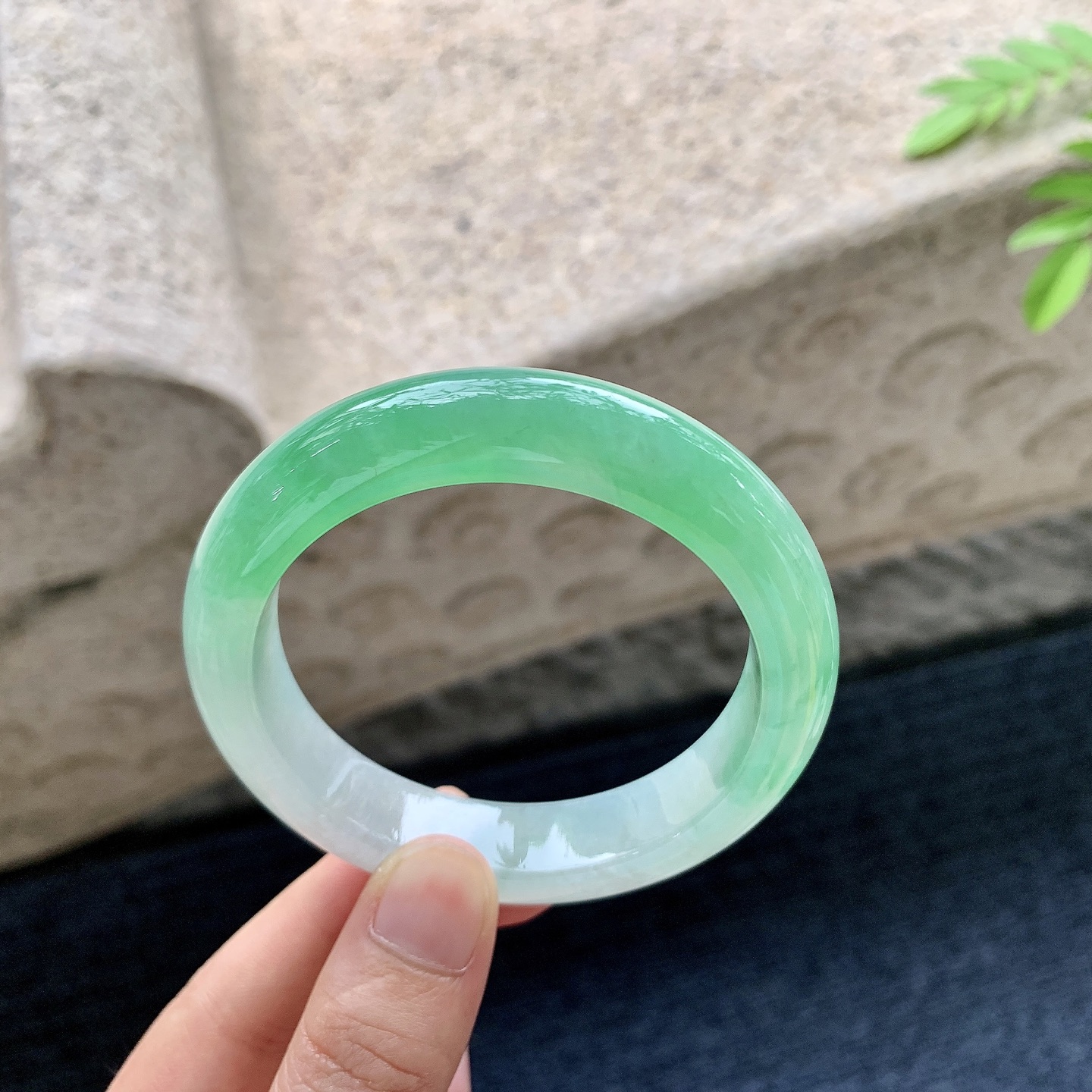 正圈53 54，圈口54.8/12.4/8.9，编码ZLD081448，冰糯阳绿，水润，种老，细腻，打灯有棉线