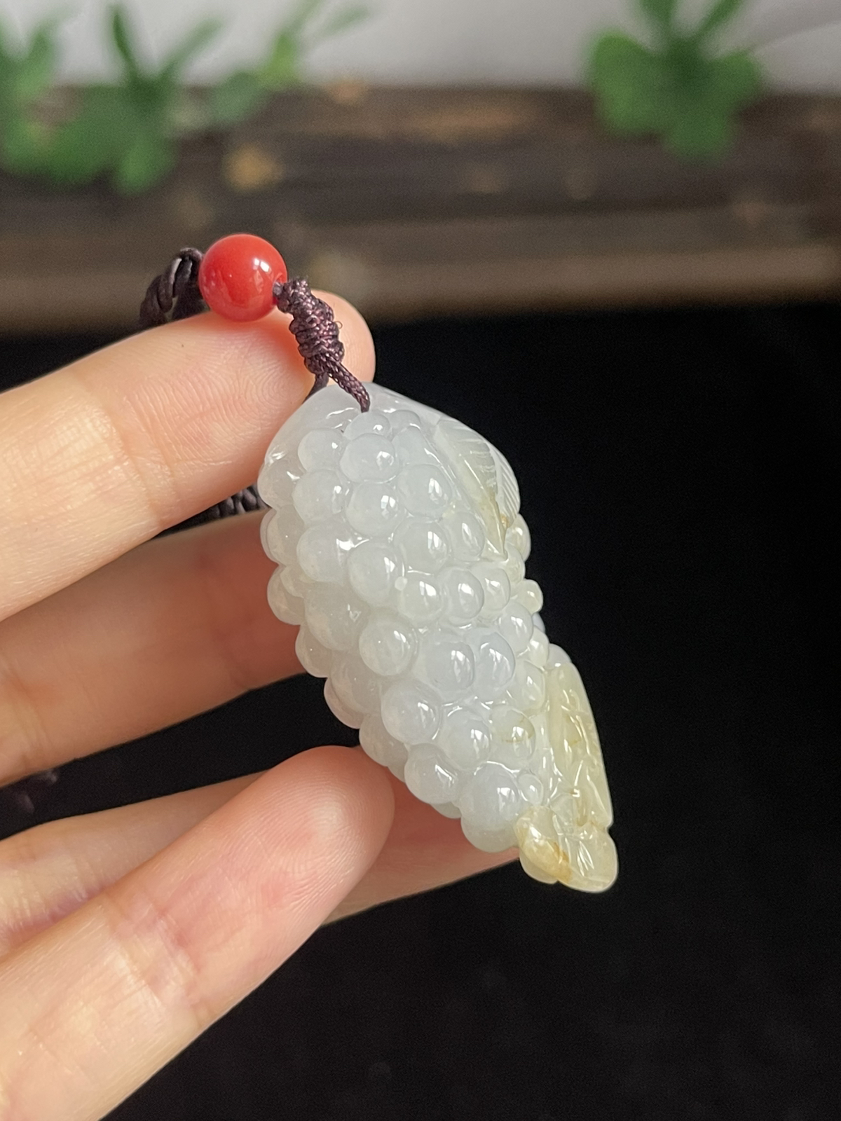翡翠花件，褐黄色颜色成因未定