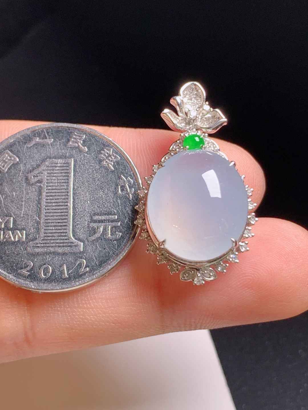 冰种蛋面吊坠，柔光温润，形体饱满，雅致耐看
