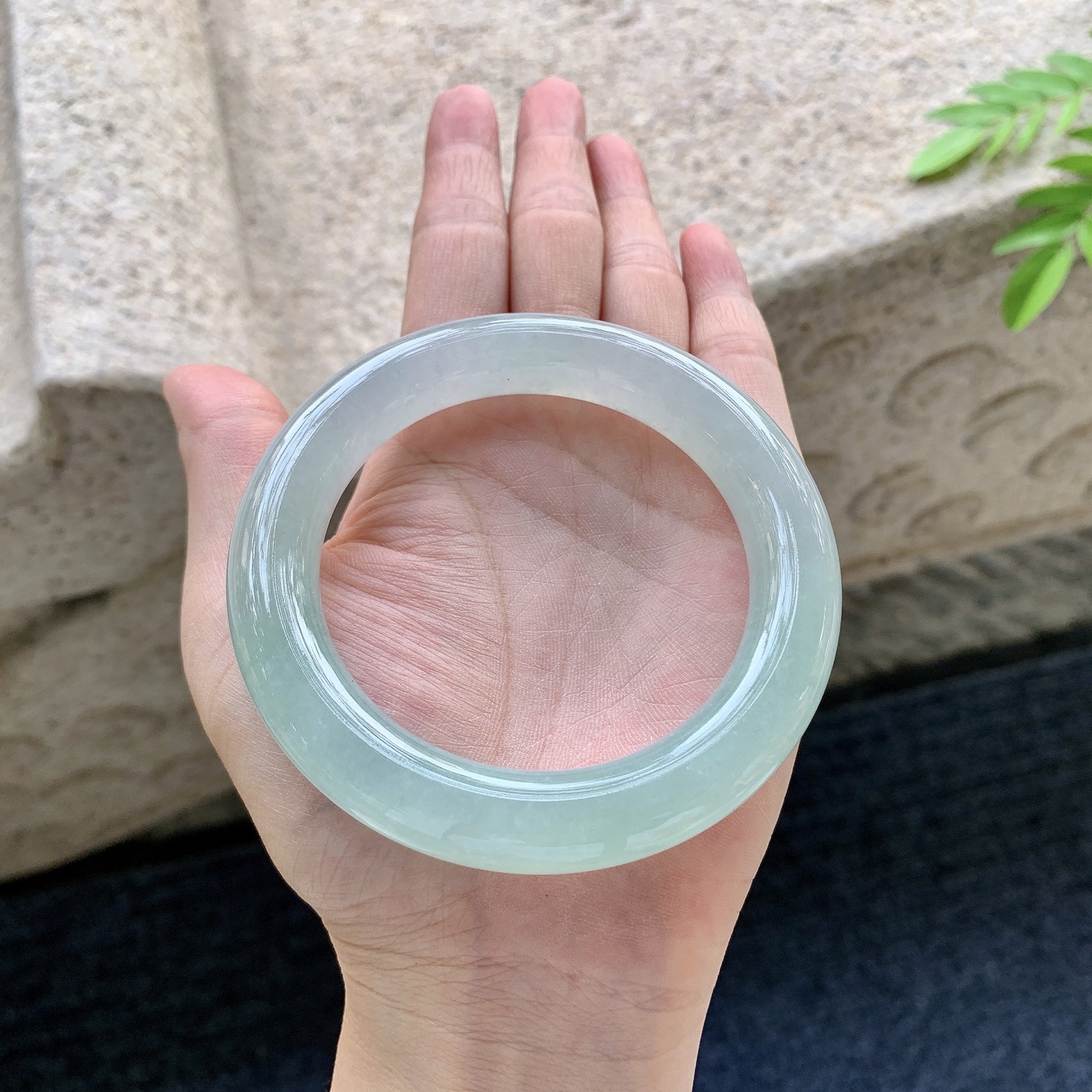 圆条56 57，圈口57.6/11.6/11.6，编码FH081418，冰糯晴底，水润，种老，细腻，无裂。