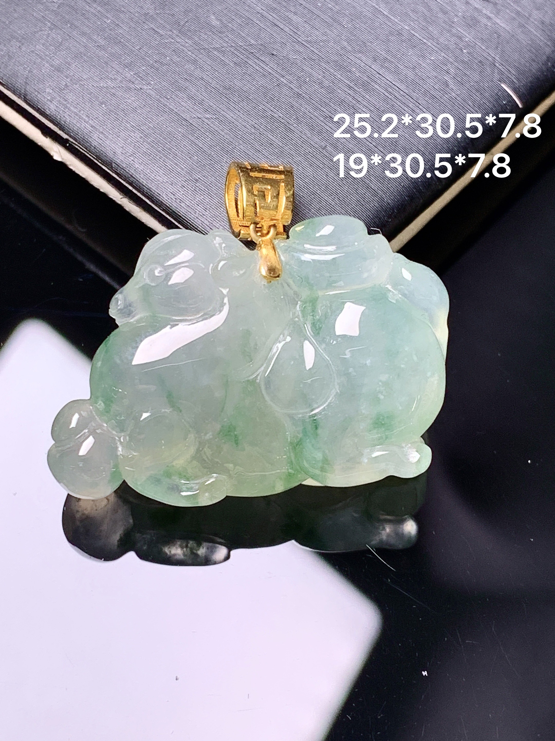 18k金镶嵌飘绿唐马吊坠 玉质细腻 色泽艳丽清新 水润亮眼 整体尺寸25.2*30.5*7.8 e1