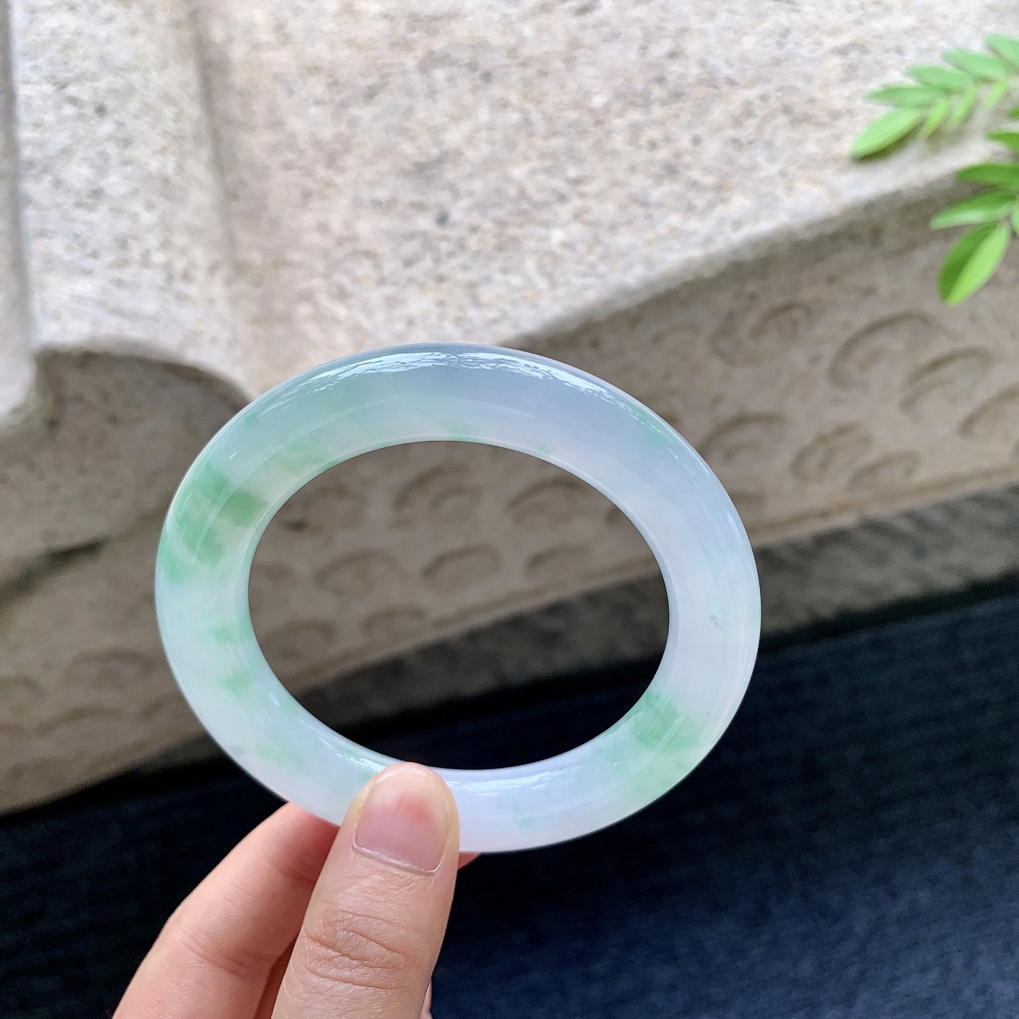 圆条56 57，圈口57.5/11.2/11.7，编码C5081484，描述冰糯飘绿，清透，水润，种老，细腻，打灯有棉絮