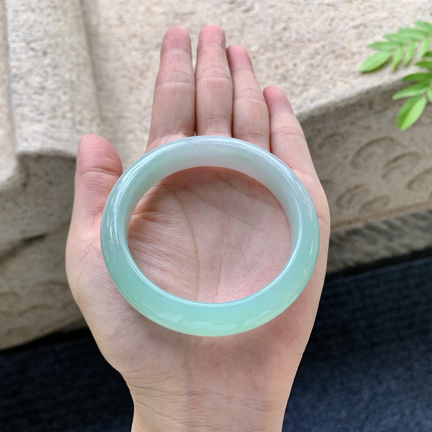 正圈51 52，圈口52.5/12/8，编码AD081401，描述细糯飘绿，水润，种老，细腻，打灯有