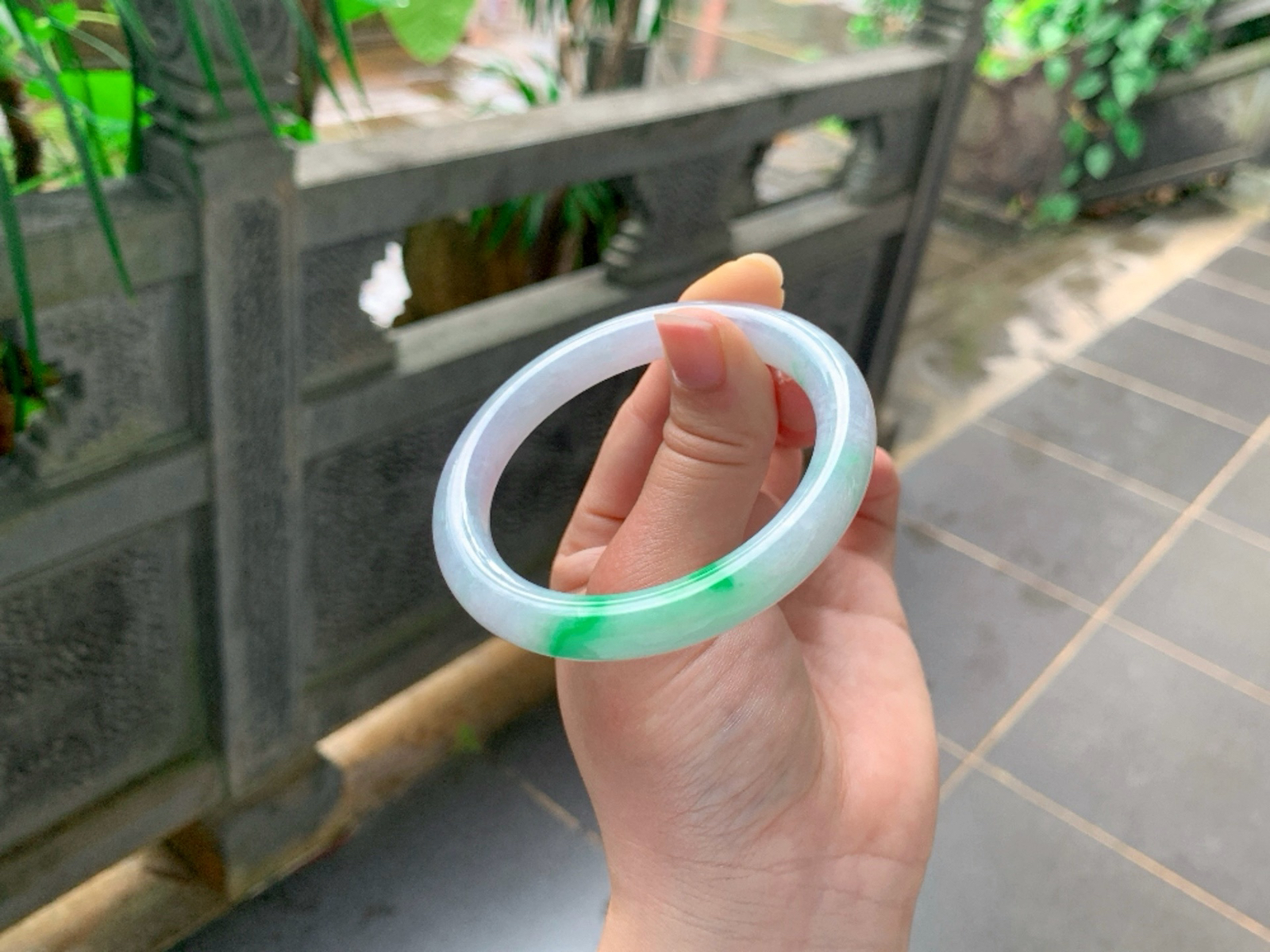 ｜55圈口
飘阳绿圆条福镯
浅紫柔底，一抹正阳绿鲜活亮眼，撞色很灵动，细圆条秀气显手细