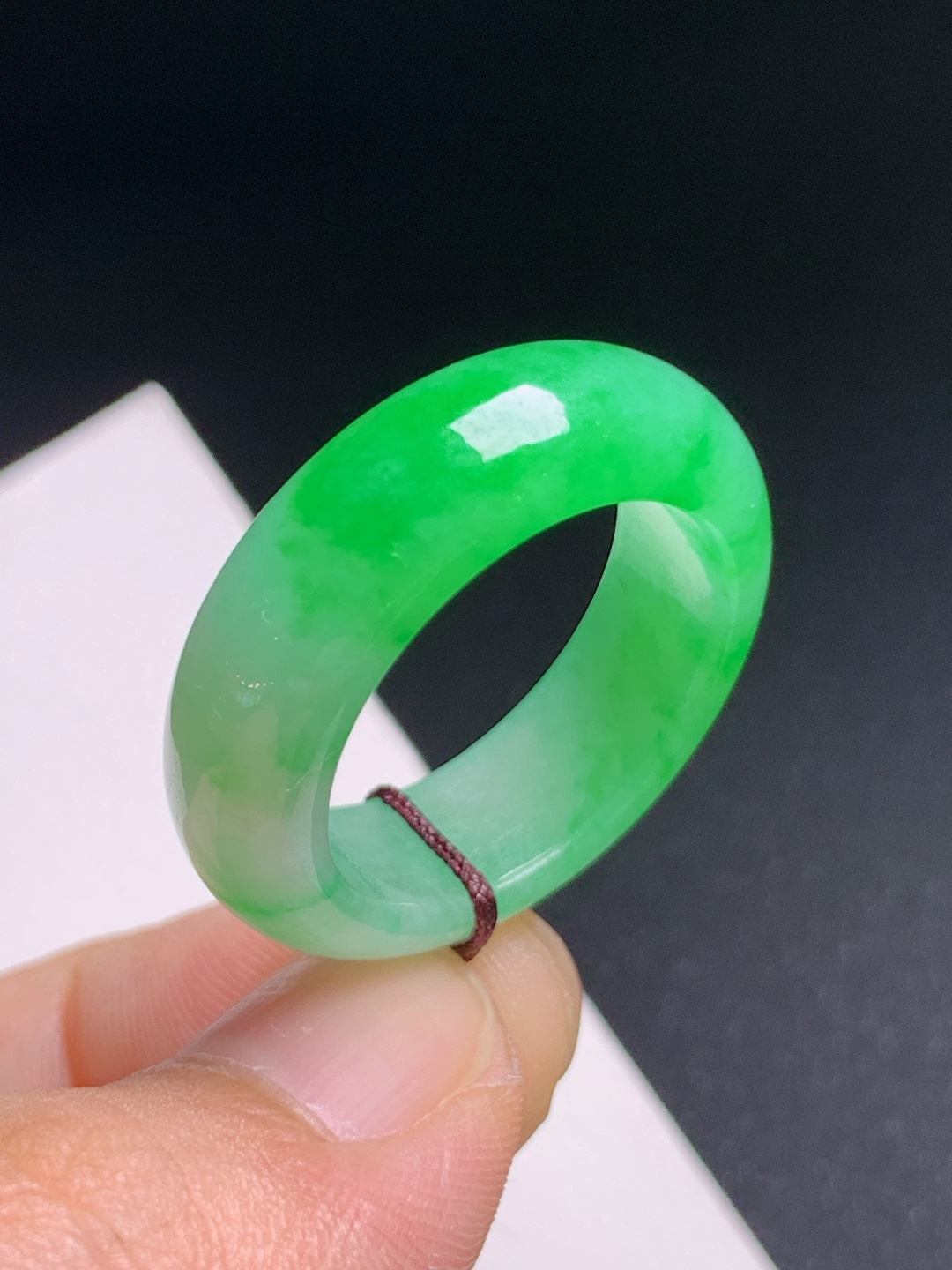 冰飘绿指环戒圈，色泽浓郁，玉质温润，贵气显肤
