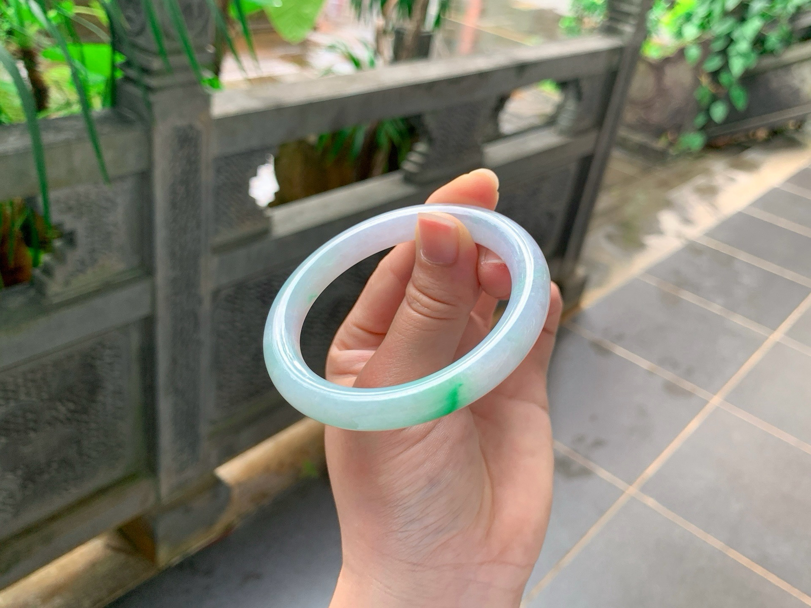 ｜55圈口
飘阳绿圆条福镯
浅紫柔底，一抹正阳绿鲜活亮眼，撞色很灵动，细圆条秀气显手细