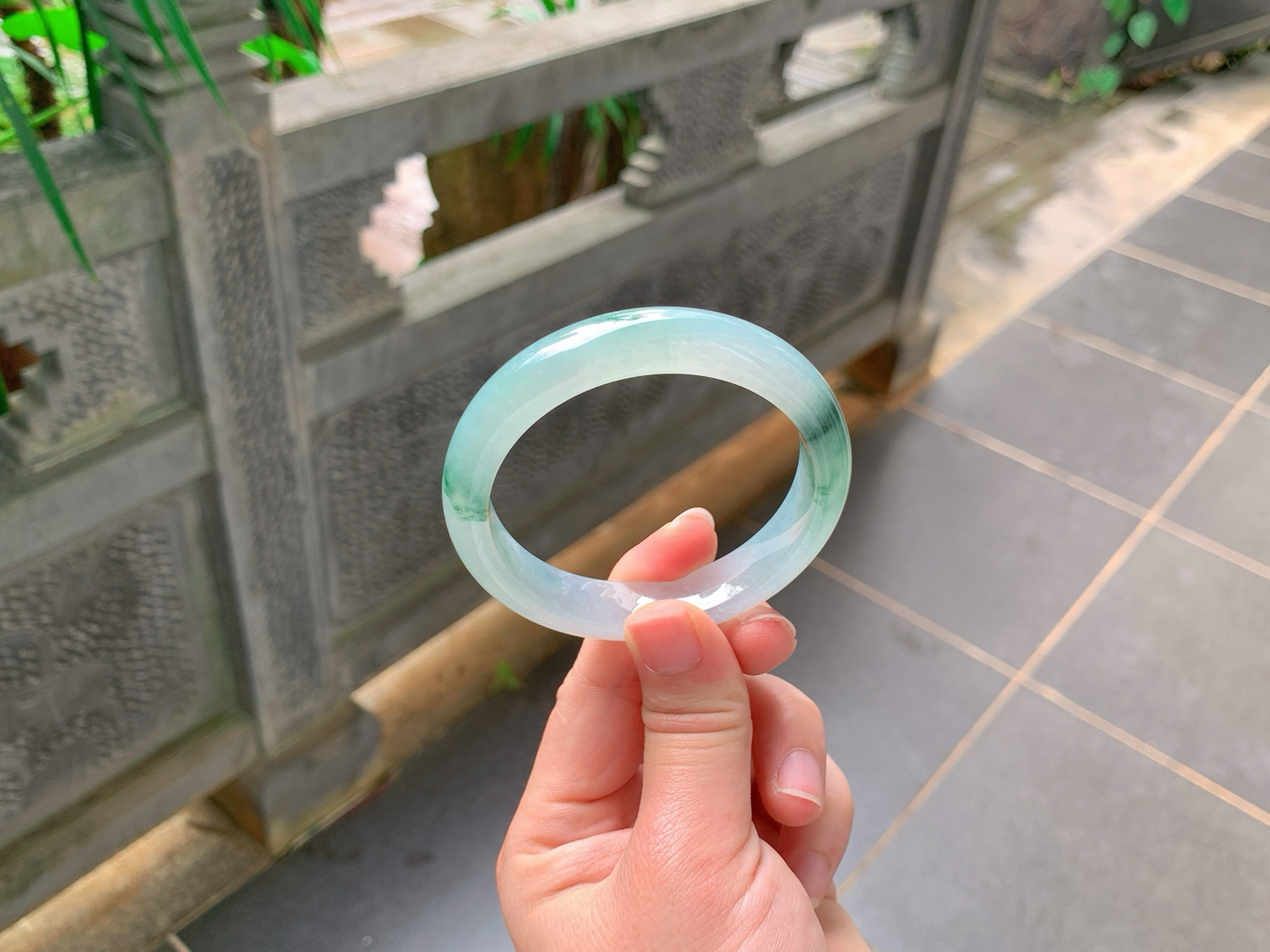 ｜56圈口
冰飘花平安镯
冰透胶感底，一抹浓艳辣绿聚色，水头足、起光感强，氛围感拉满