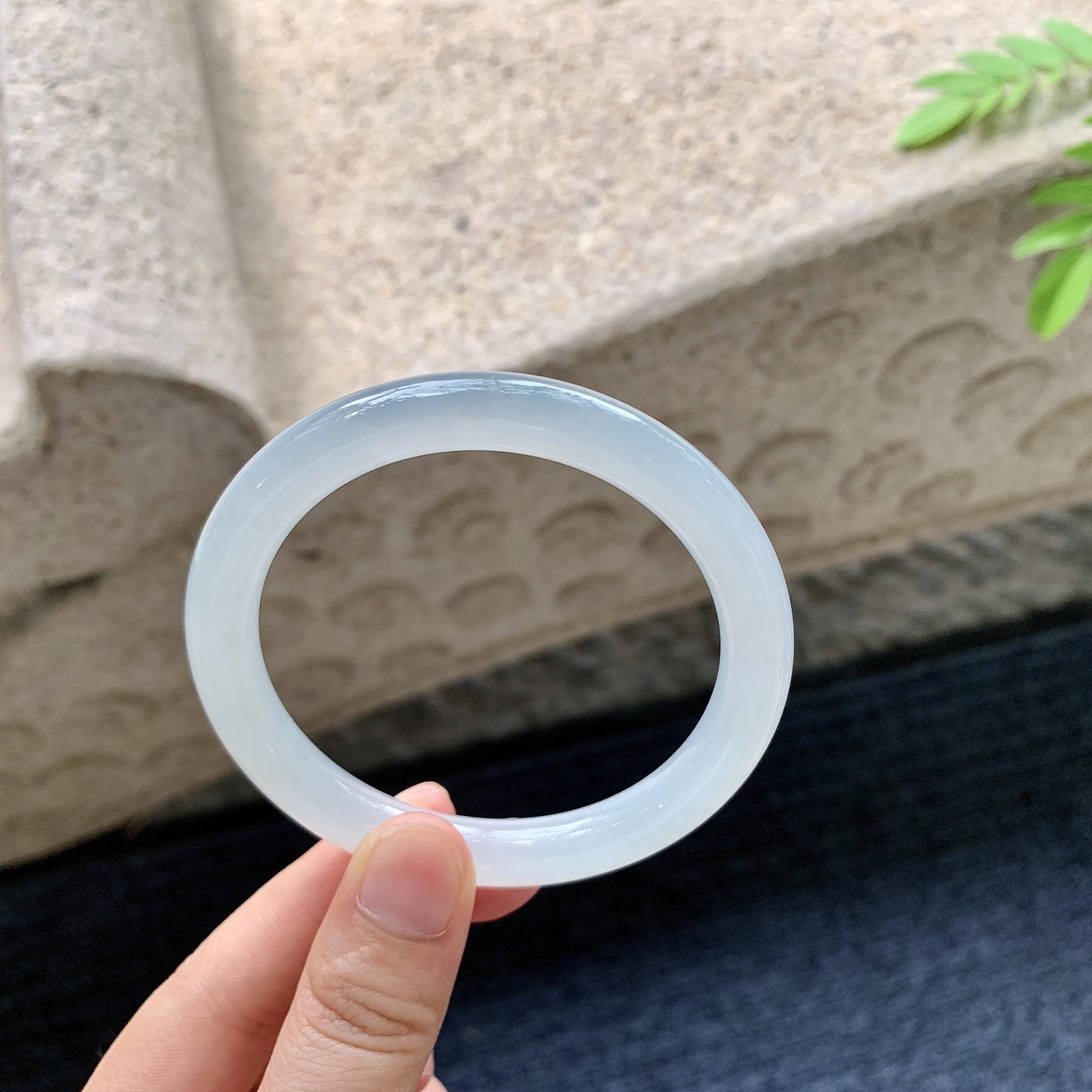 圆条56 57，圈口57.3/9/8.5，编码D6081451，描述糯冰底色，水润，种老，细腻，打灯有絮线