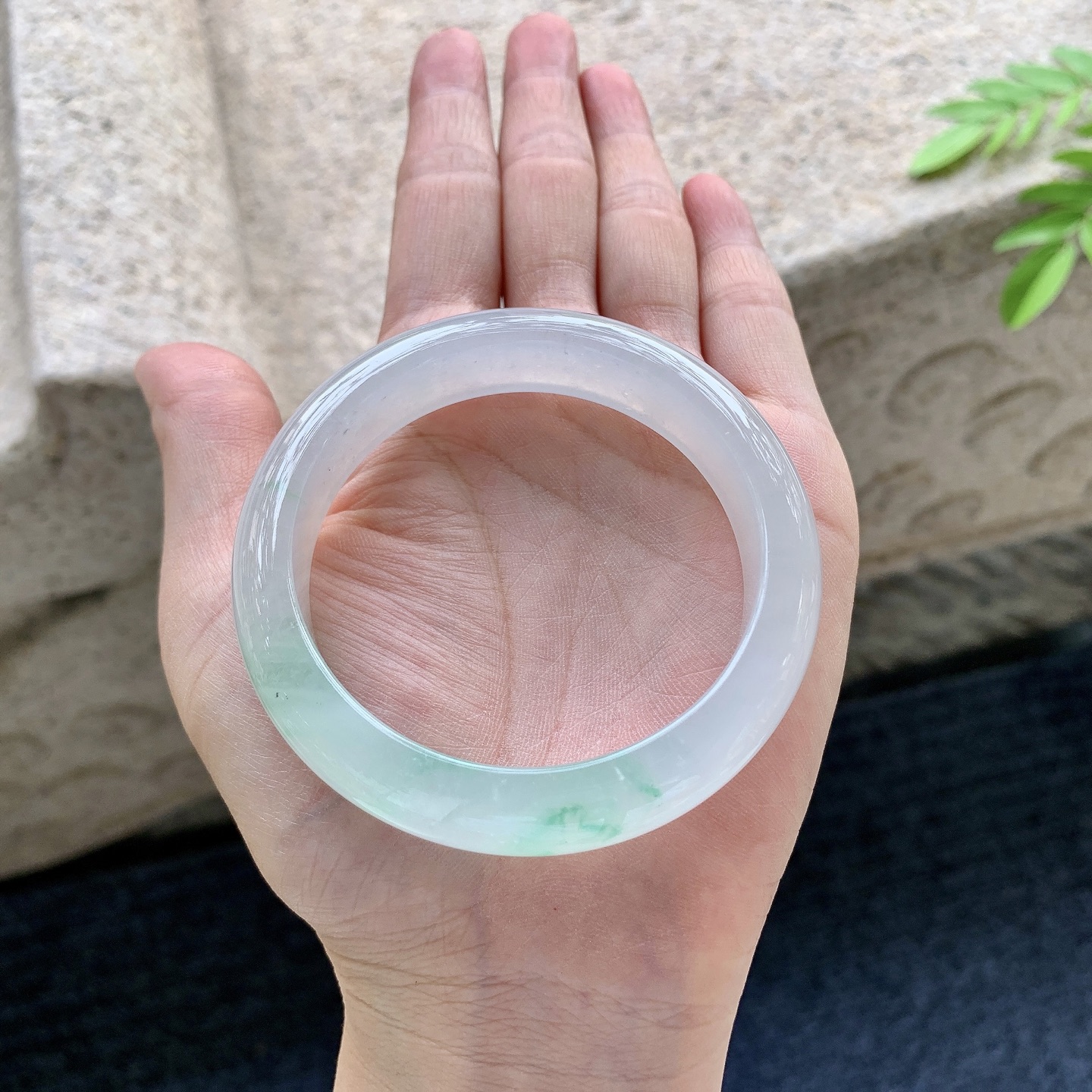 正圈52 53，圈口53.8/12.4/8.1，编码B2081455，描述糯冰飘绿，水润，种老，细腻