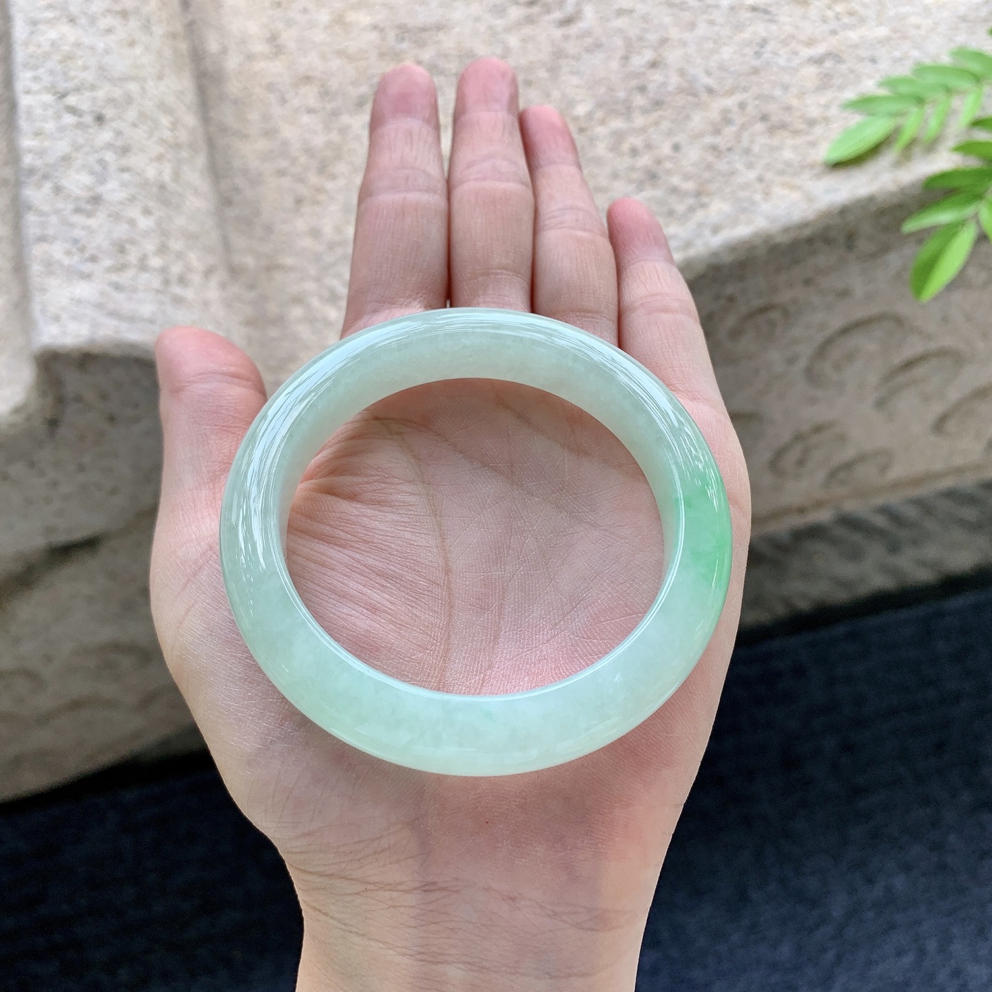 正圈53 54，圈口54.2/11/8.8，编码AD081416，描述：糯冰飘绿，水润，种老，细腻，无裂。