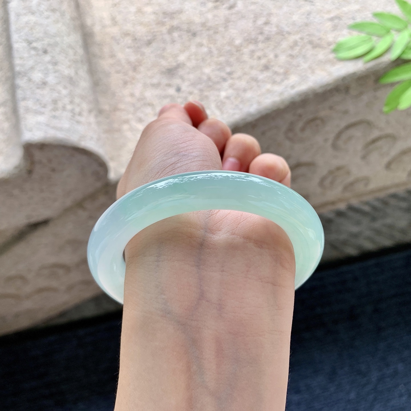 圆条54 55，圈口55.4/10.8/11，编码DW062623，冰糯晴绿，水润，种老，细腻，无裂。