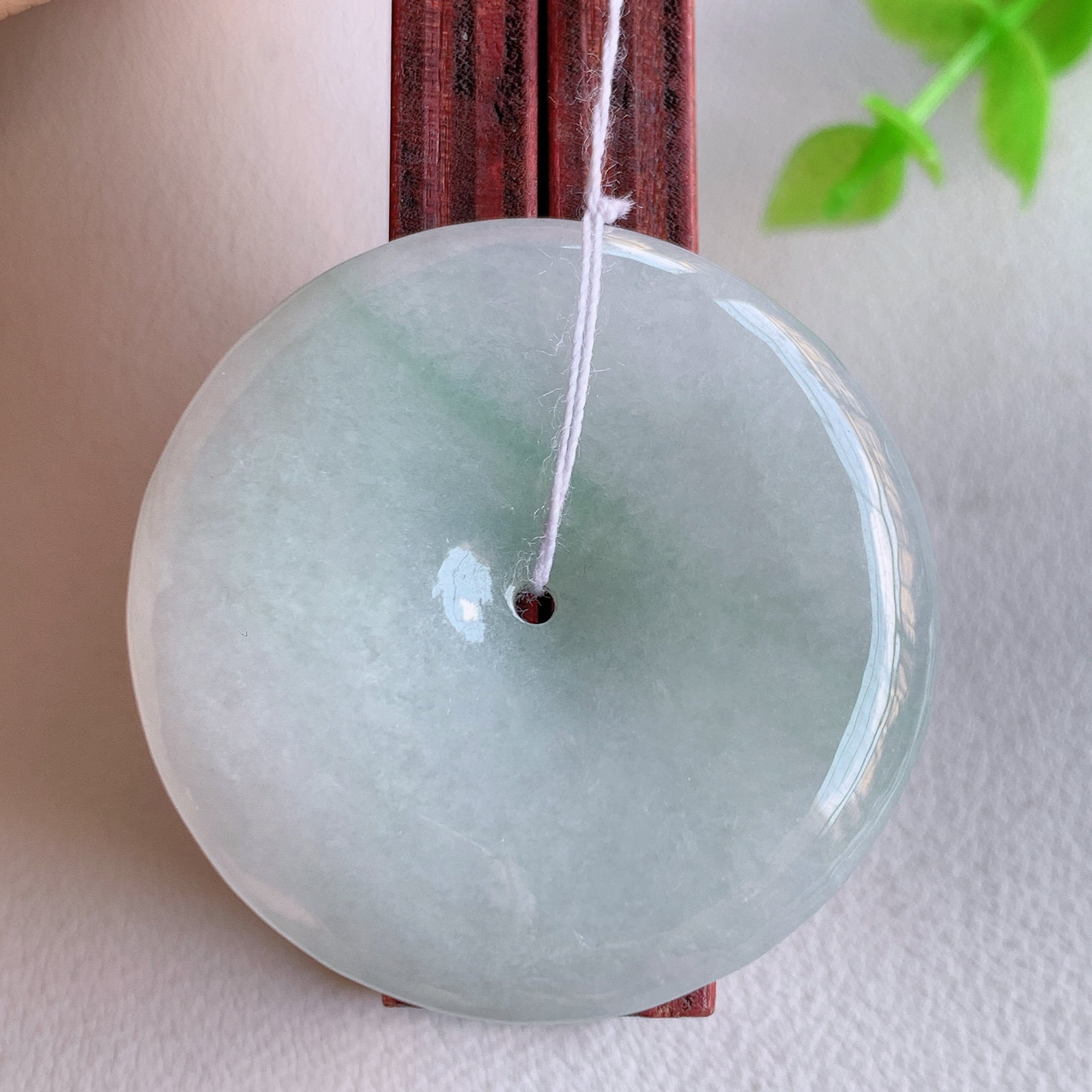 冰润飘花平安扣吊坠，厚装饱满，冰润剔透，细腻水足，种质润泽，飘花灵动，佩戴优雅大气，W415.10   尺寸：34.8-5.6mm