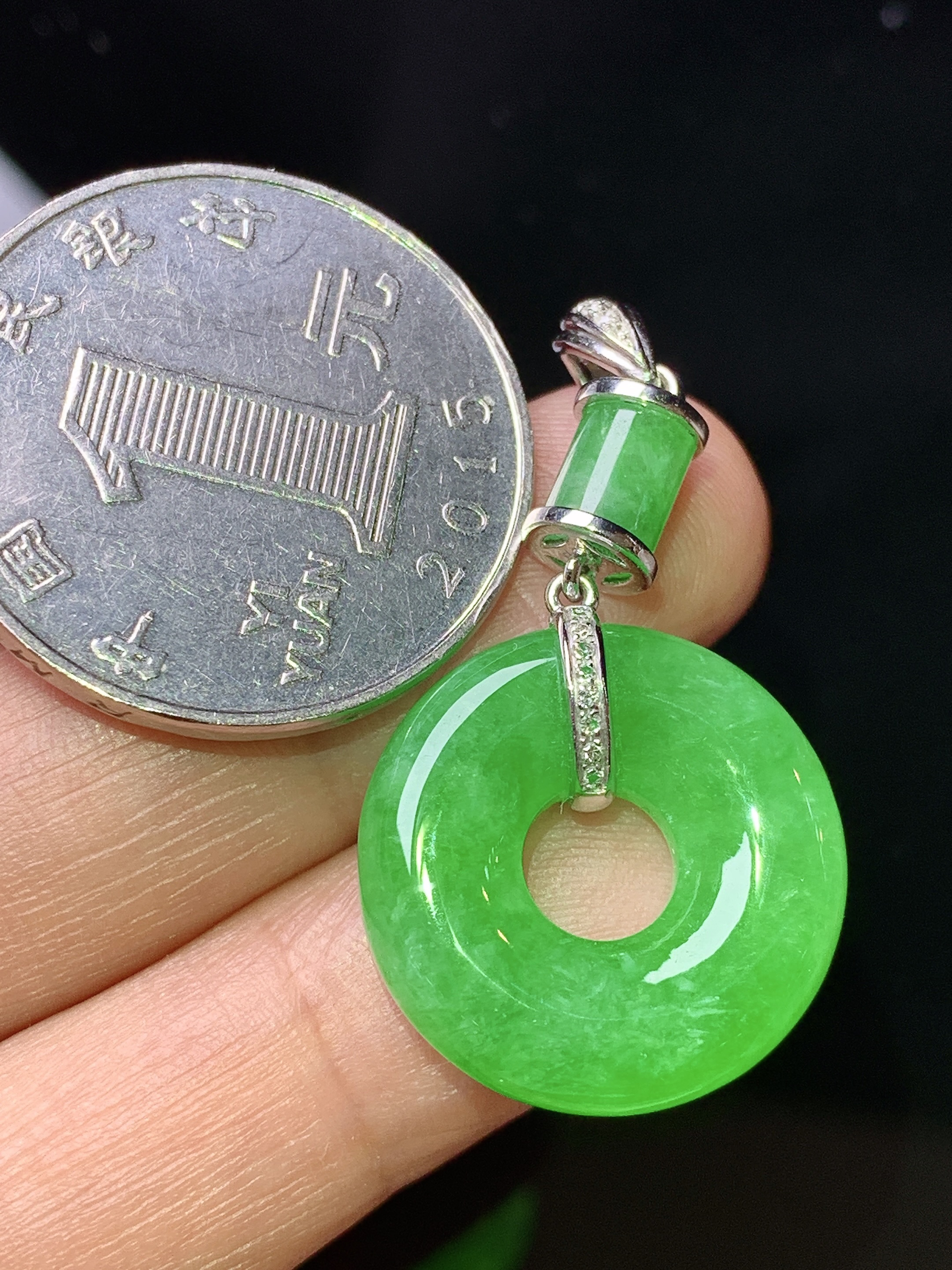 18k金钻镶嵌阳绿平安环吊坠 玉质细腻 色泽艳丽清新 水润亮眼 整体尺寸33.6*19.2*6 z1