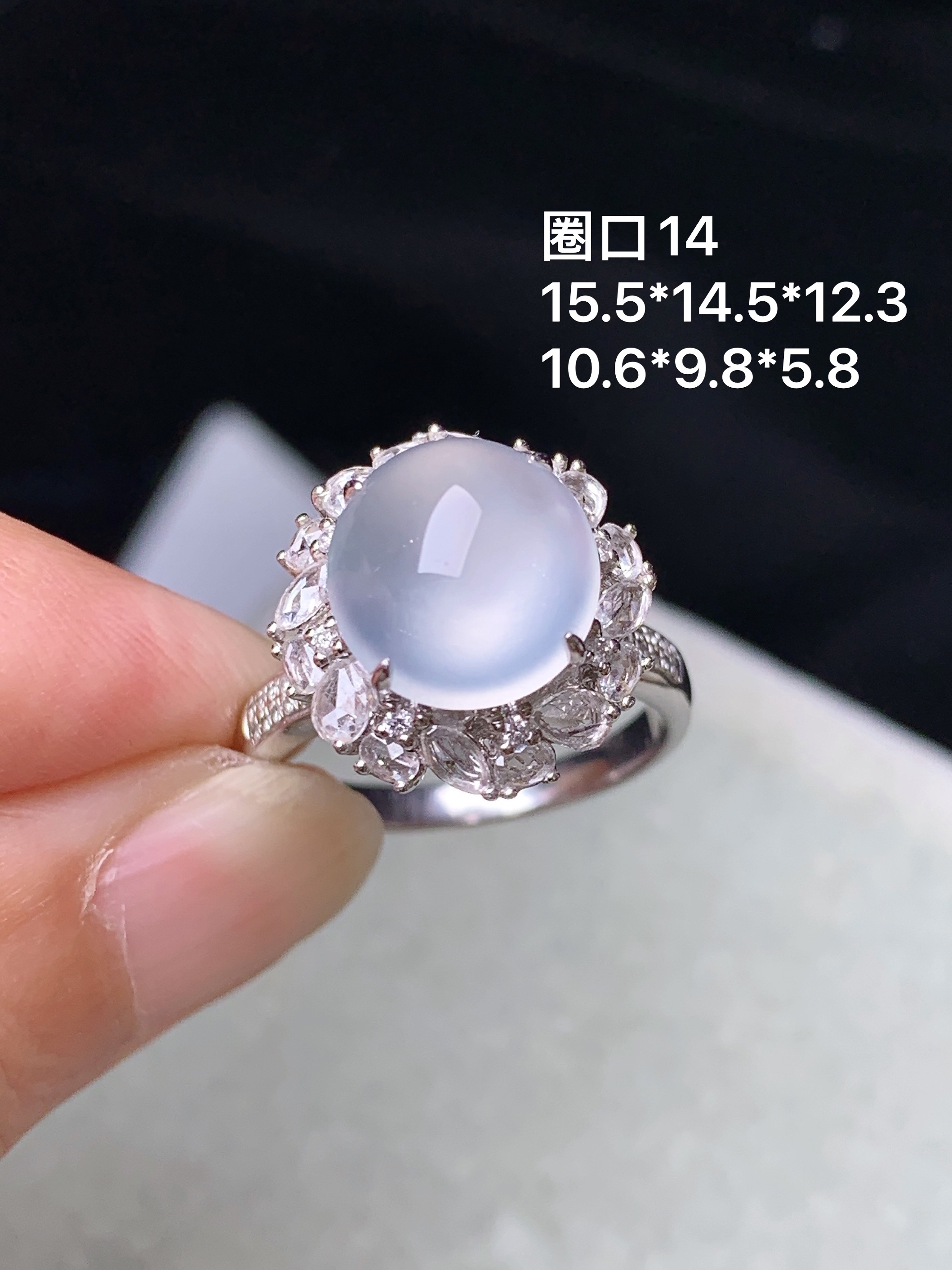 18k金钻镶嵌冰种蛋面戒指 玉质细腻 色泽艳丽清新 水润亮眼 圈口14 整体尺寸15.5*14.5*12.3 m7